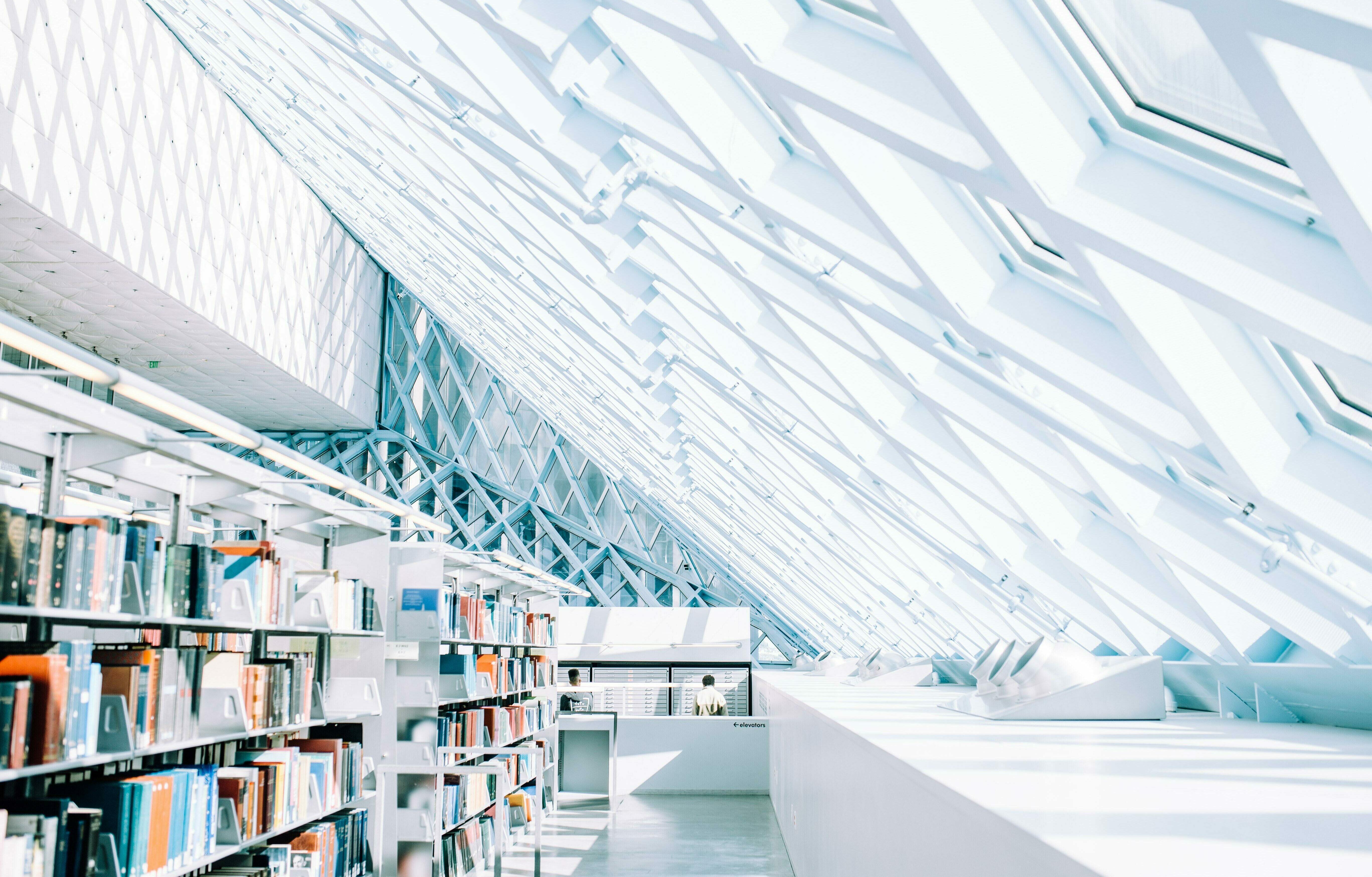 Glasdach einer Bibliothek.