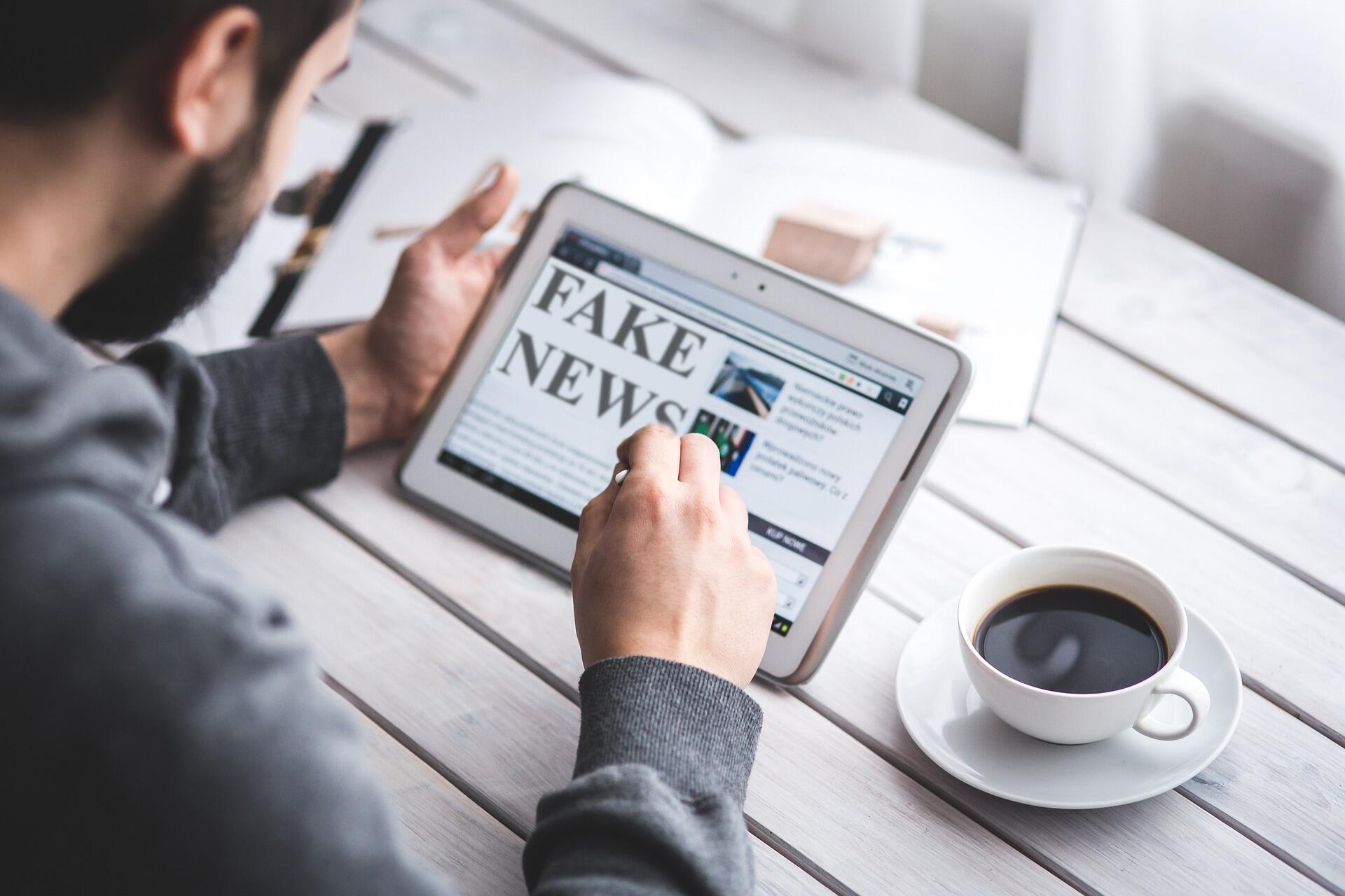 "Fake News" auf einem Tablet abgebildet