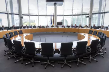 4 Personen auf der Bühne mit Schildern in den Händen