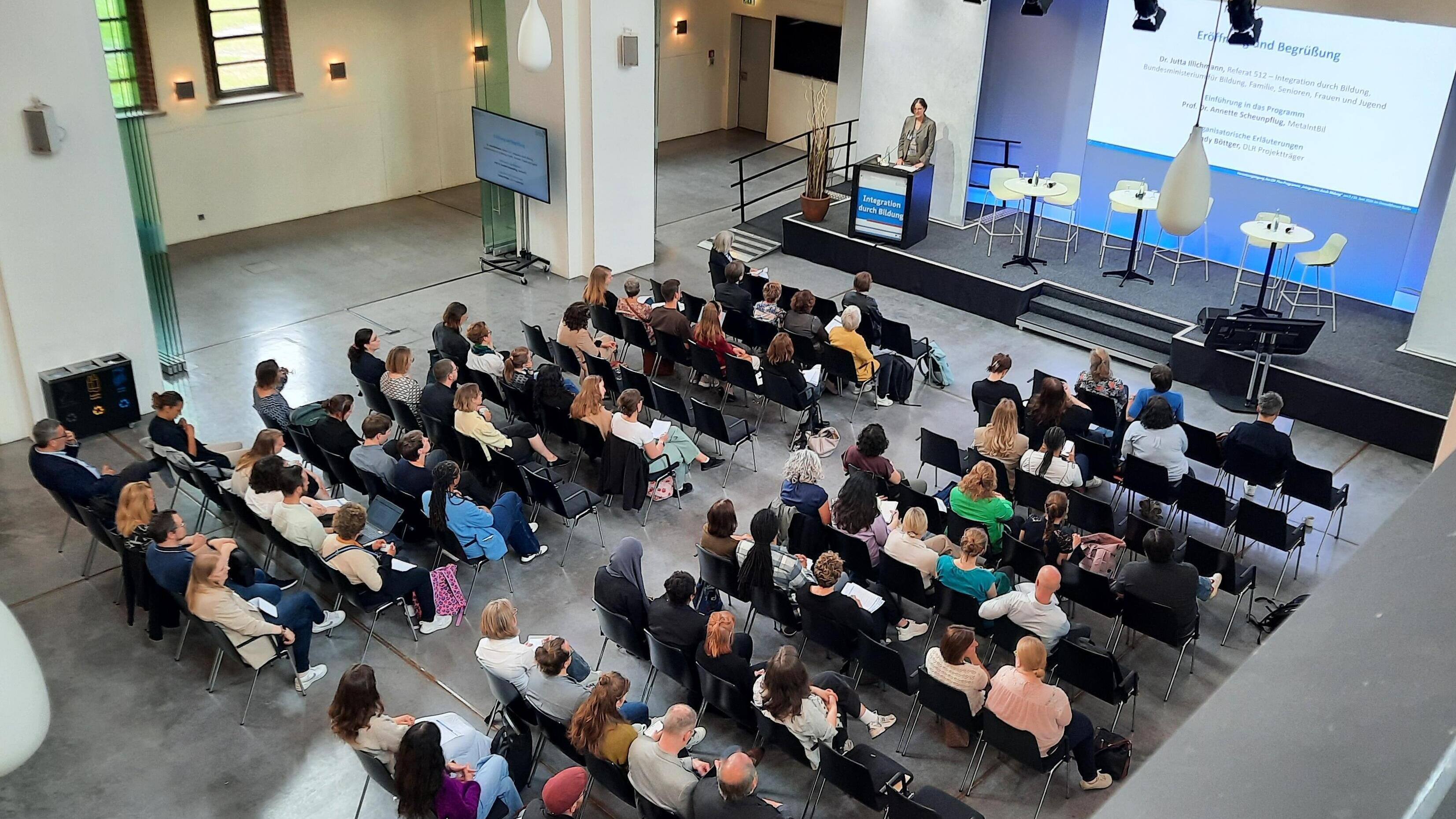 Blick ins Plenum beim Vernetzungstreffen „ZusammenSpiel: Praxis und Wissenschaft – gemeinsam wirksam“.