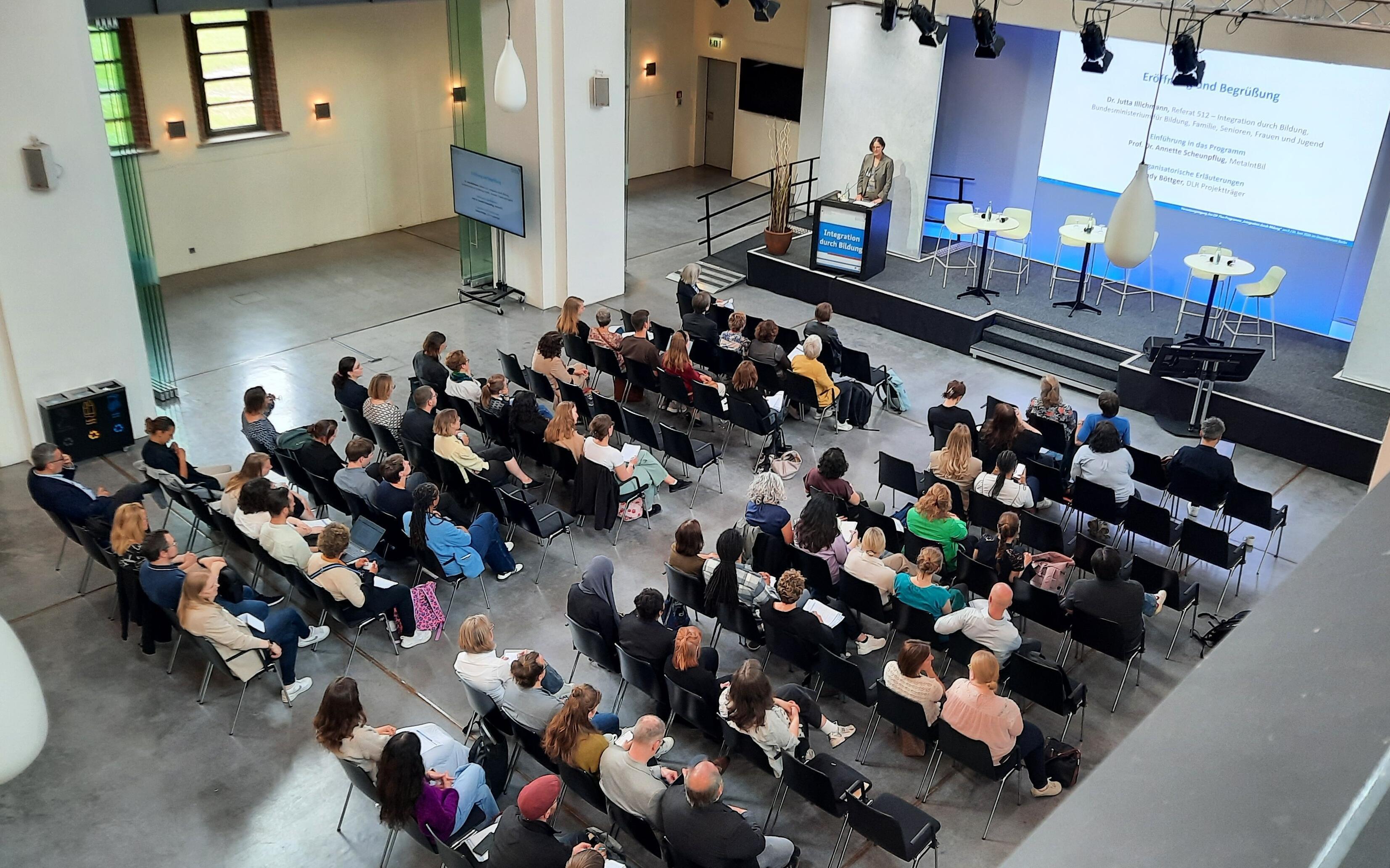 Blick ins Plenum beim Vernetzungstreffen „ZusammenSpiel: Praxis und Wissenschaft – gemeinsam wirksam“.