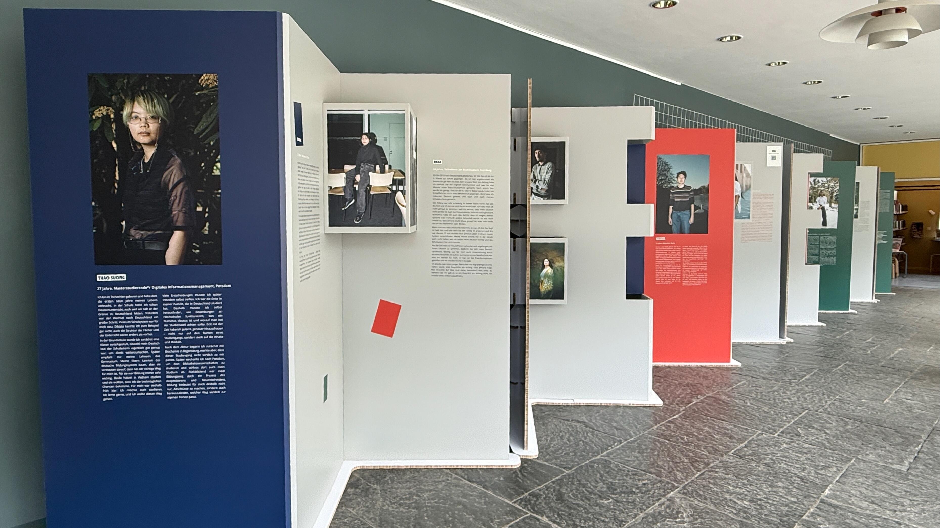Nahaufnahme der Wanderausstellung "Bildungswege in der Migrationsgesellschaft".
