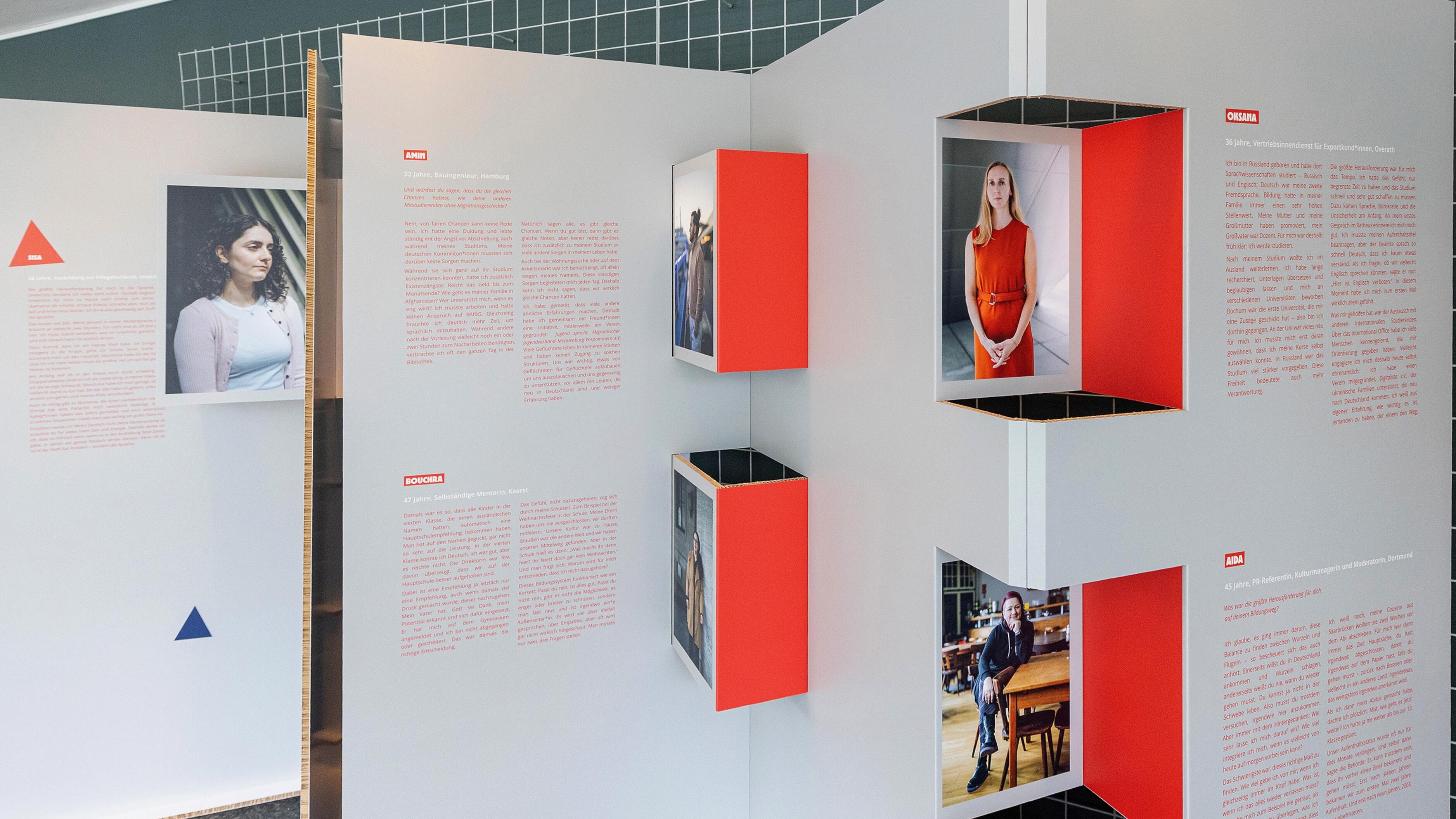Nahaufnahmen zweier Ausstellungstafeln der Wanderausstellung "Bildungswege in der Migrationsgesellschaft".