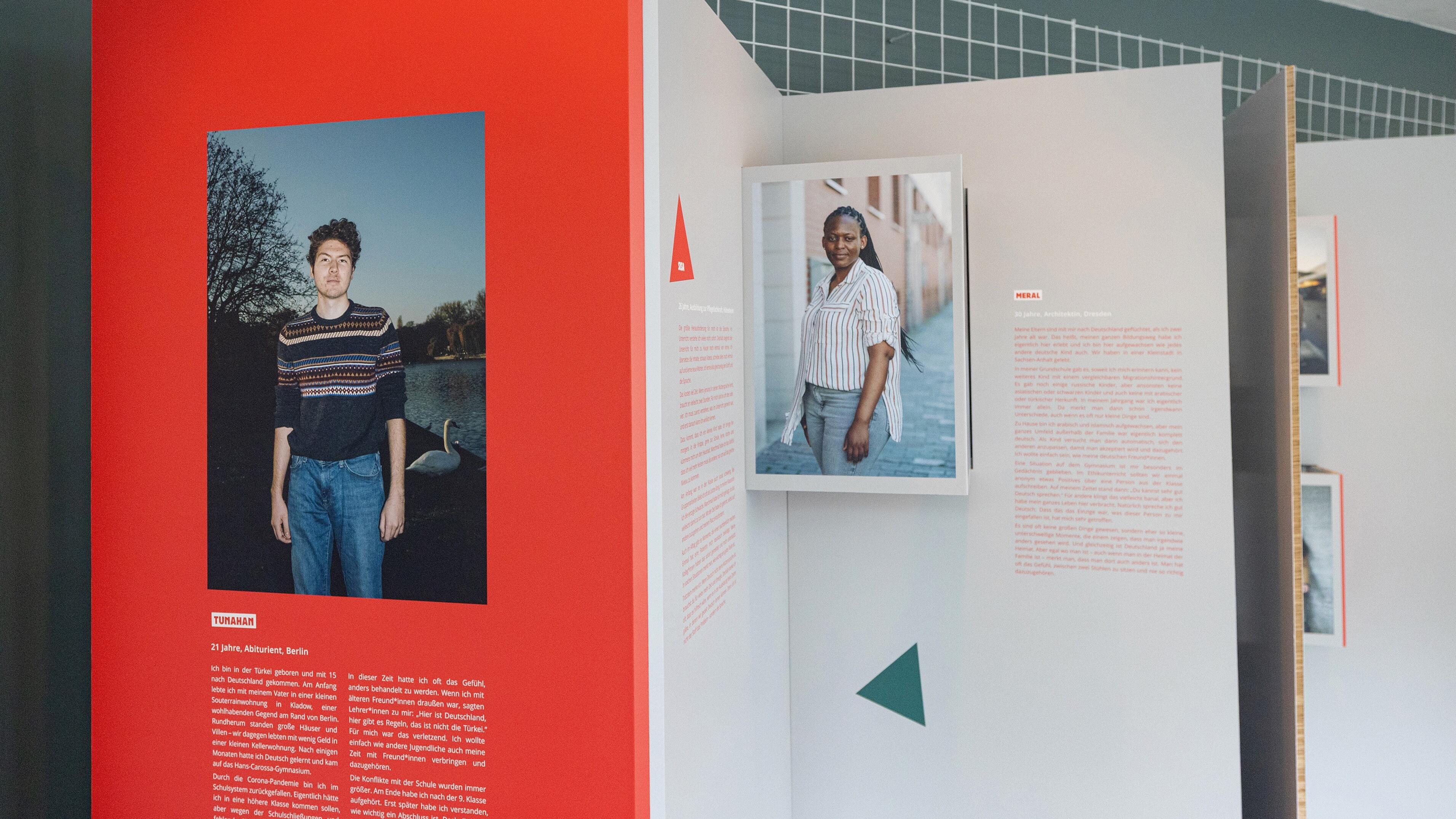 Eine Nahaufnahme einer Ausstellungstafel der Wanderausstellung "Bildungswege in der Migrationsgesellschaft".