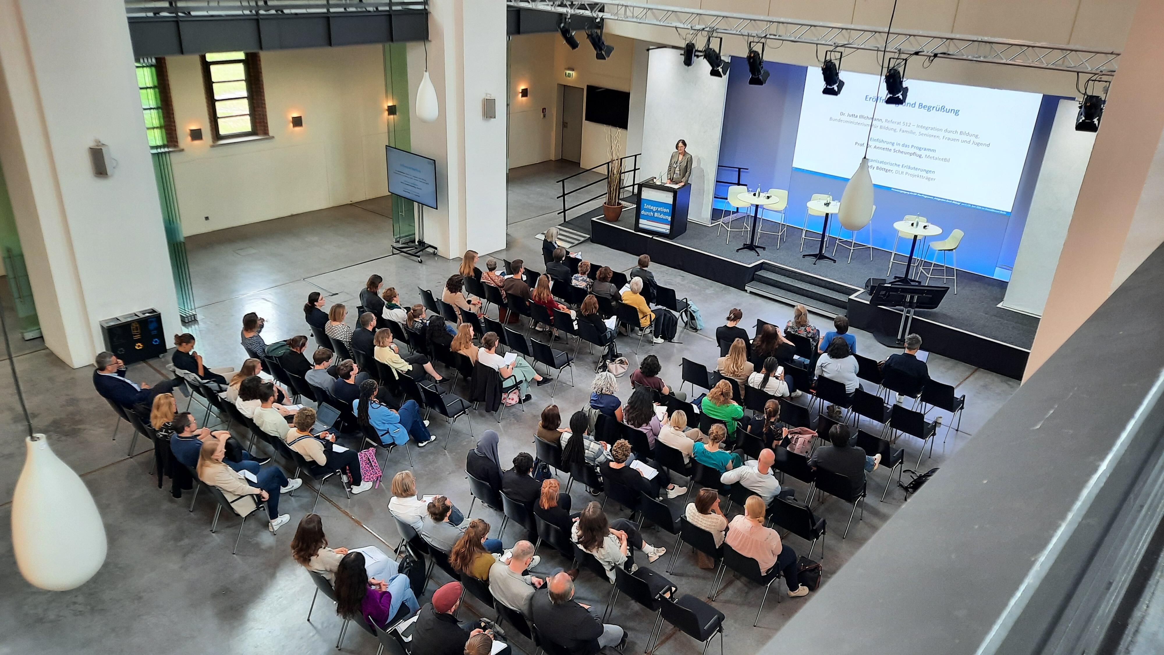 Vertreterin des Bundesministeriums für Bildung, Familie, Senioren, Frauen und Jugend beim Begrüßungswort im Plenum der Vernetzungstagung.