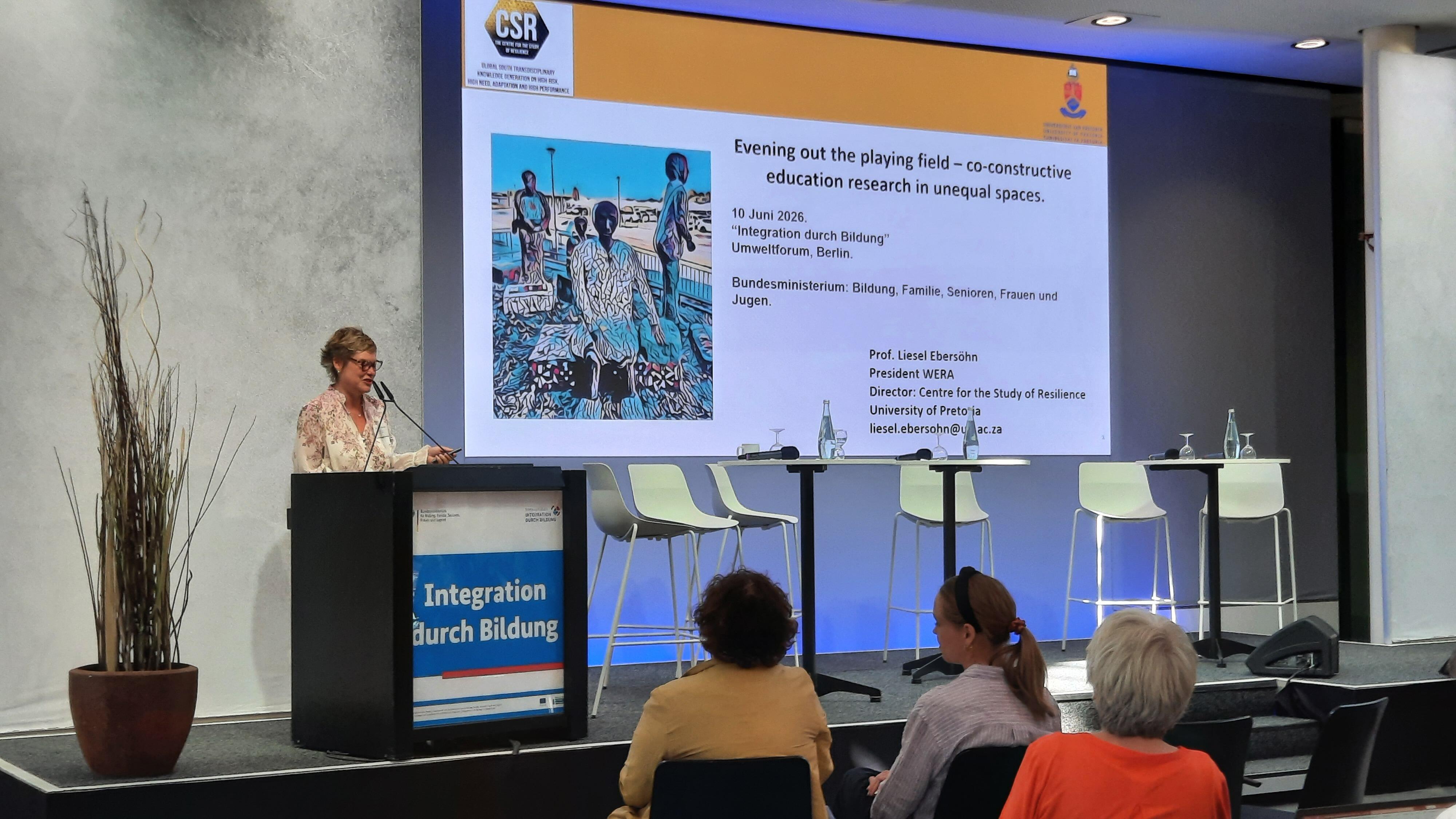 Prof. Dr. Liesel Ebersöhn während ihres Vortrags auf der Bühne der Vernetzungstagung.