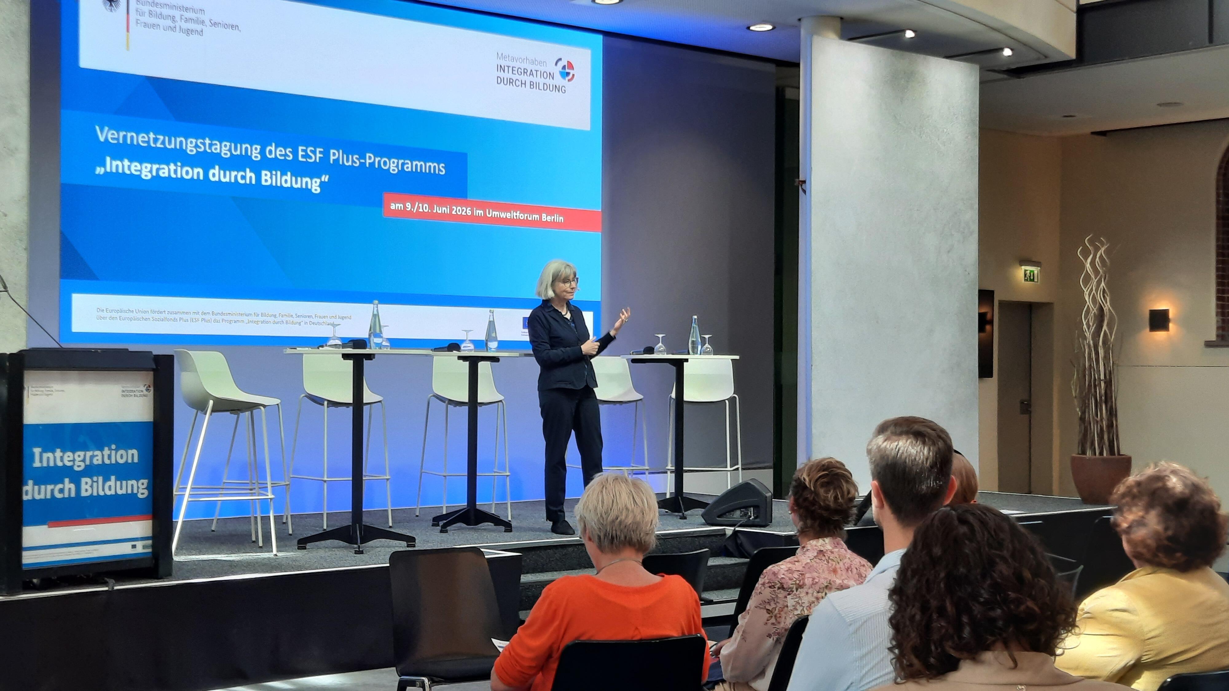 Prof. Dr. Dr. h.c. Dr. h.c. Annette Scheunpflug spricht auf der Bühne der Vernetzungstagung des Metavorhabens MetaIntBil.