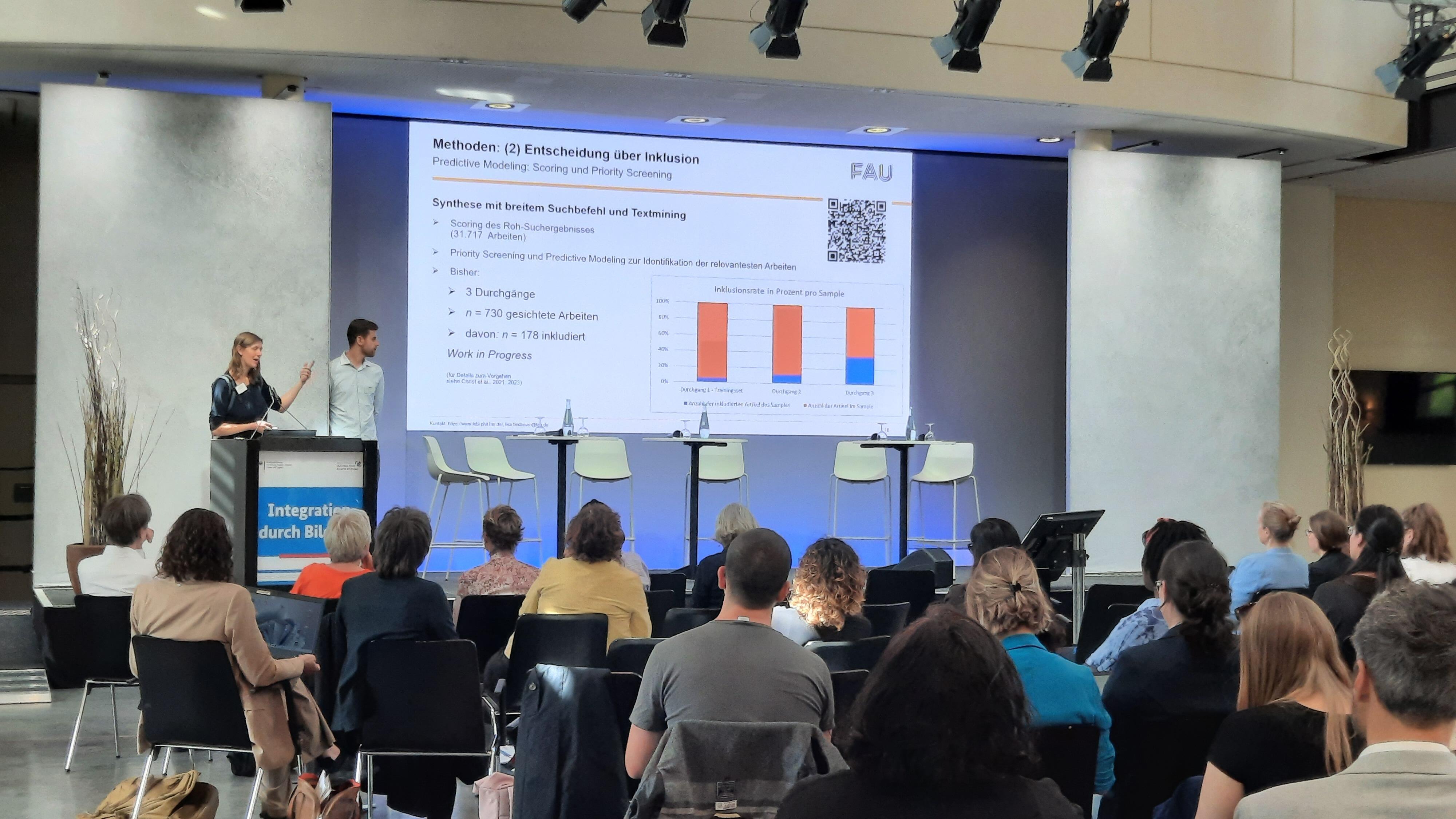 Dr. Lisa Birnbaum und Jan-Philipp Hahn sprechen auf der Bühne der Vernetzungstagung des Metavorhabens MetaIntBil.