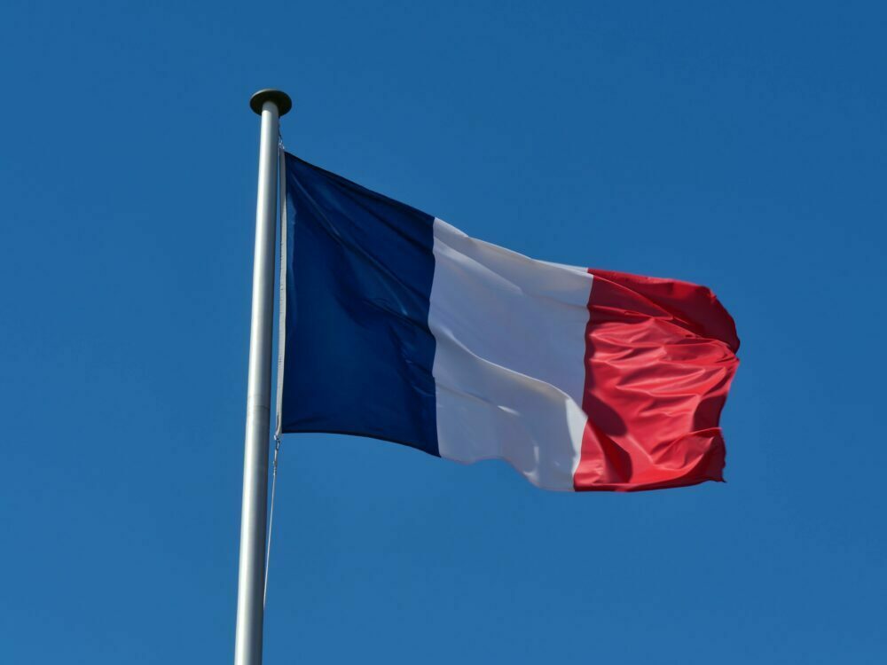 französische Flagge am Mast