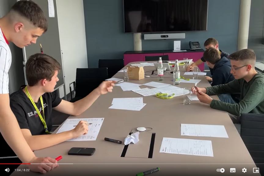 Schulteam an einem Tisch
