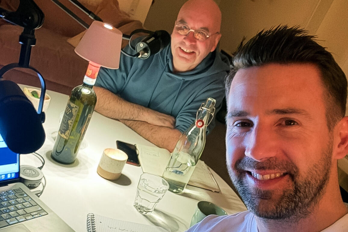 Selfie von Professor Doktor Ferdinand Stebner mit Armin Himmelrath während der Aufzeichnung des Podcasts "Potenzialverstärker" zum Thema "Lernen der Zukunft – Transformation von Schule".