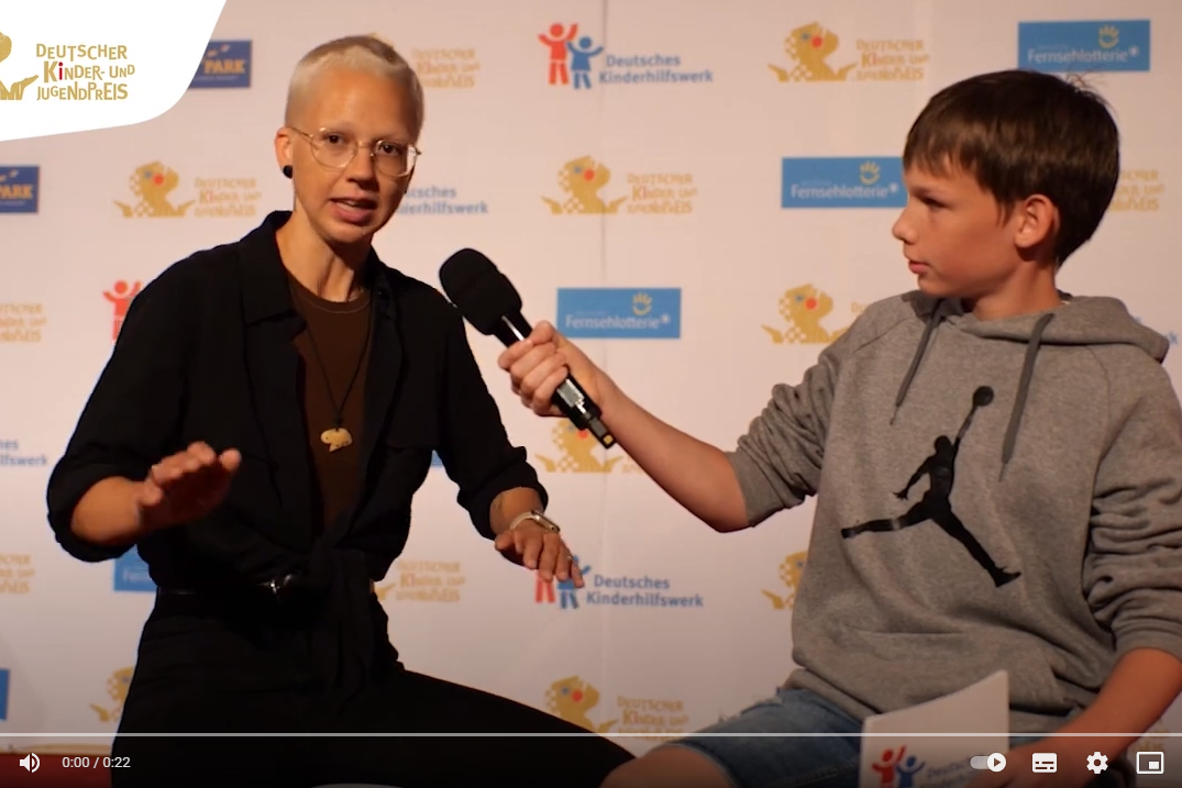 Kind interviewt Sängerin mit Mikrofon