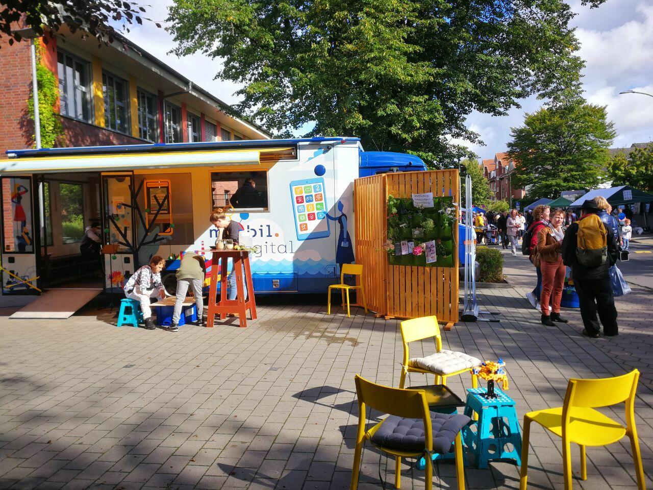 Außenansicht des Digitalwerkstattbusses mobil.digital.