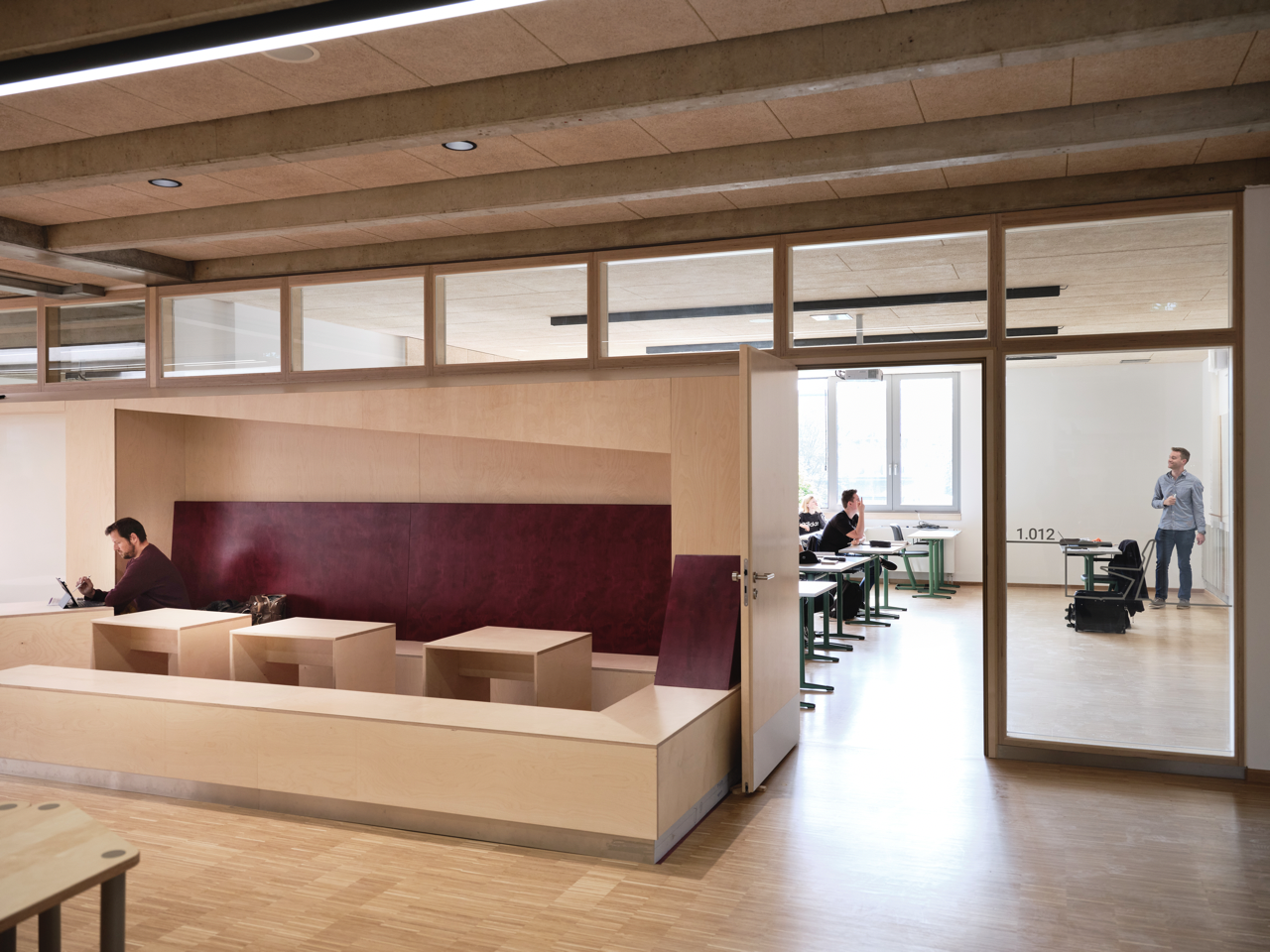 Klassenraum und Lerninsel davor: Kooperative Gesamtschule Leeste.