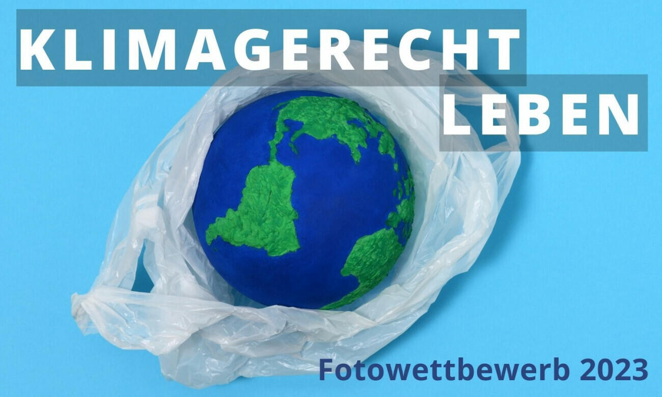 blaue Weltkugel in einer Plastiktüte