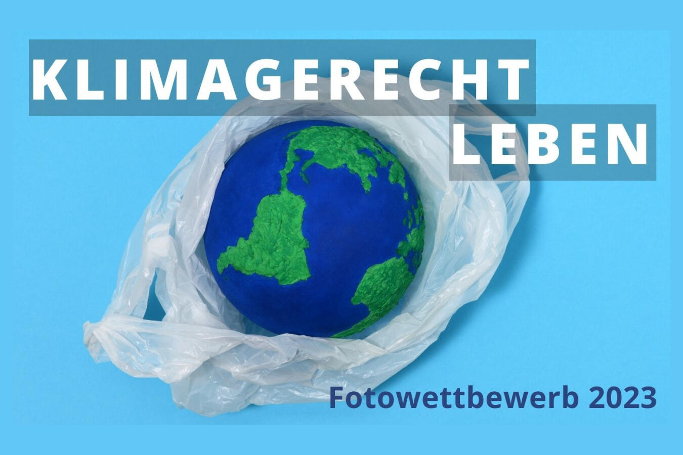 Weltkugel umhüllt von Plastiktüte
