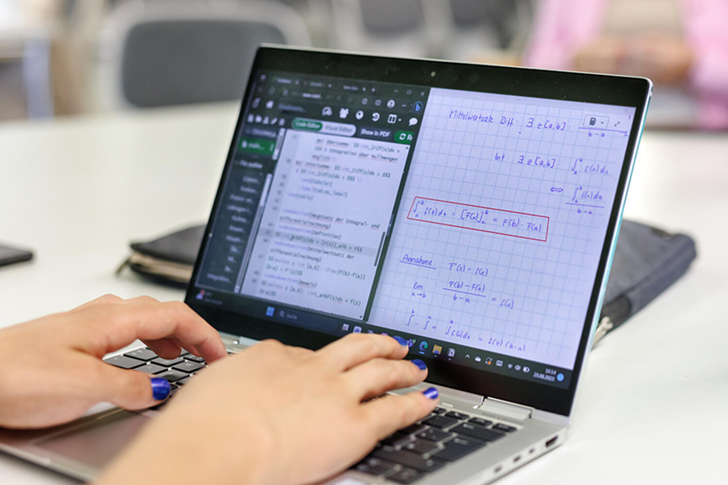 Mädchen schreibt auf Laptop