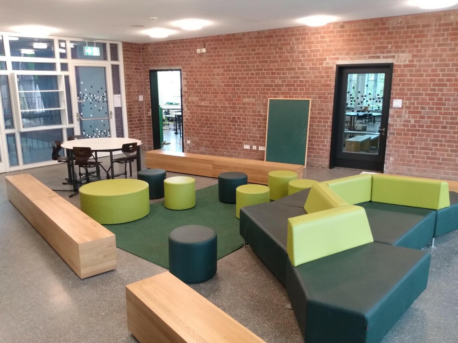 Gemeinschaftsflur im 2. Obergeschoss der Freinet-Schule Köln in der Bildungslandschaft Altstadt Nord Köln