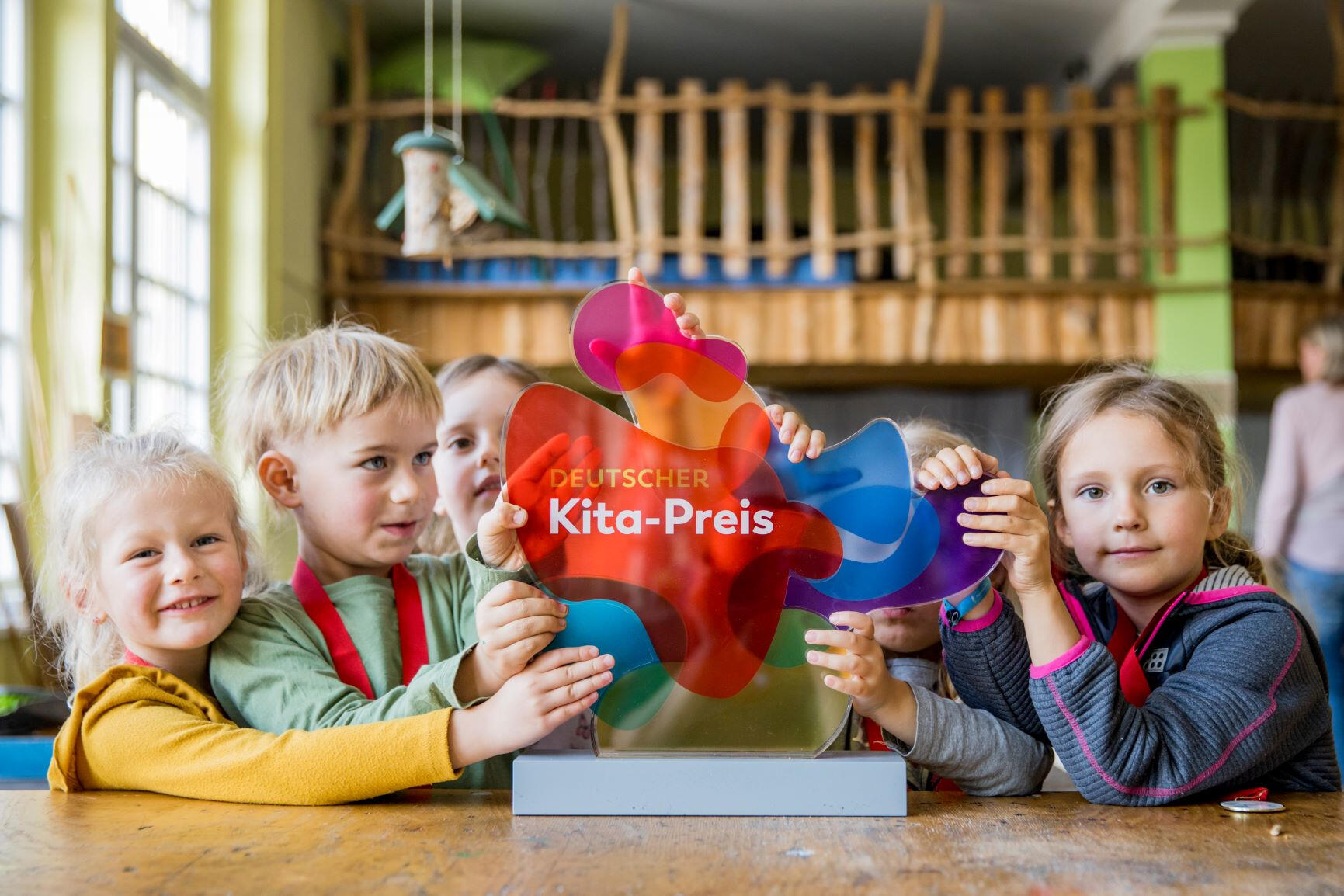 Kinder halten einen Preis hoch