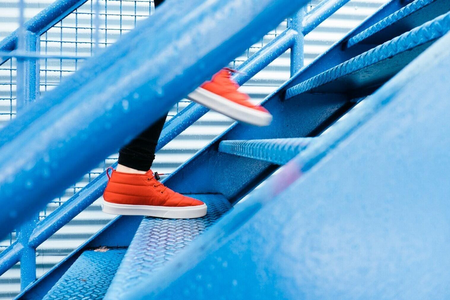 Füße, die eine Treppe hochgehen