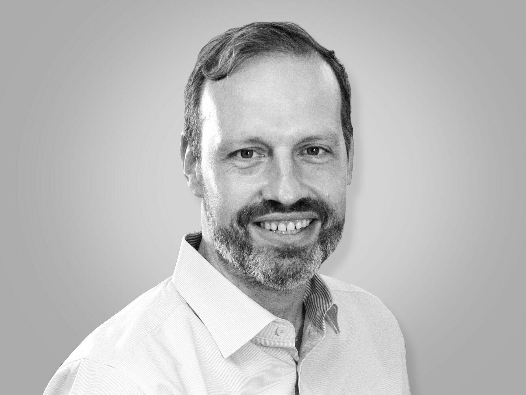 Abbildung von Micha Pallesche, Schulleiter der Ernst-Reuter-Schule in Karlsruhe.