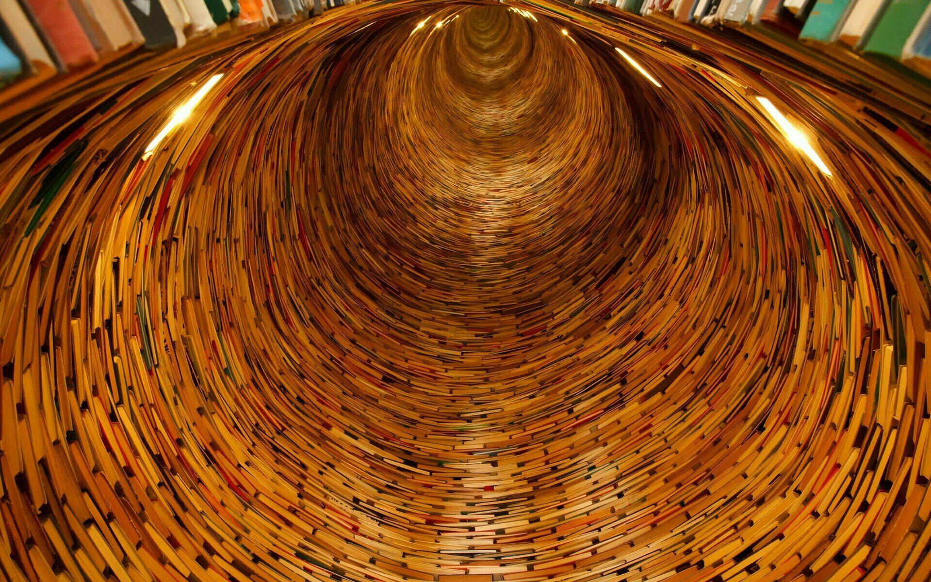 Hunderte von Bücherrücken zu einem Tunnel geformt.