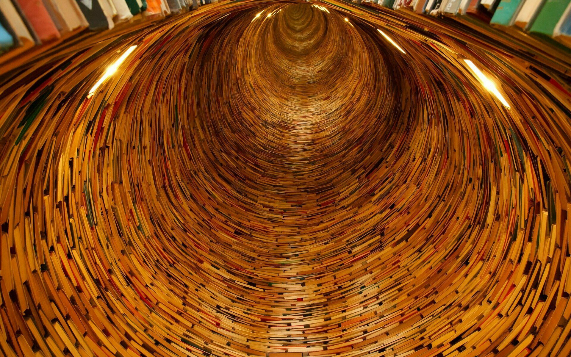 Hunderte von Bücherrücken zu einem Tunnel geformt.