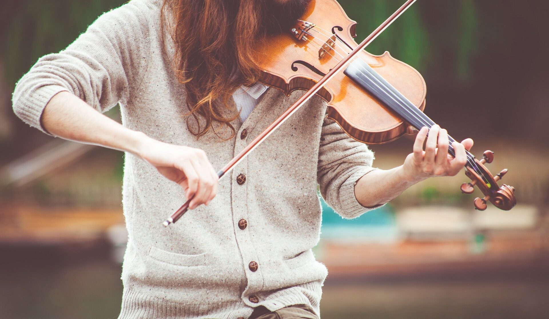 Mädchen spielt Violine