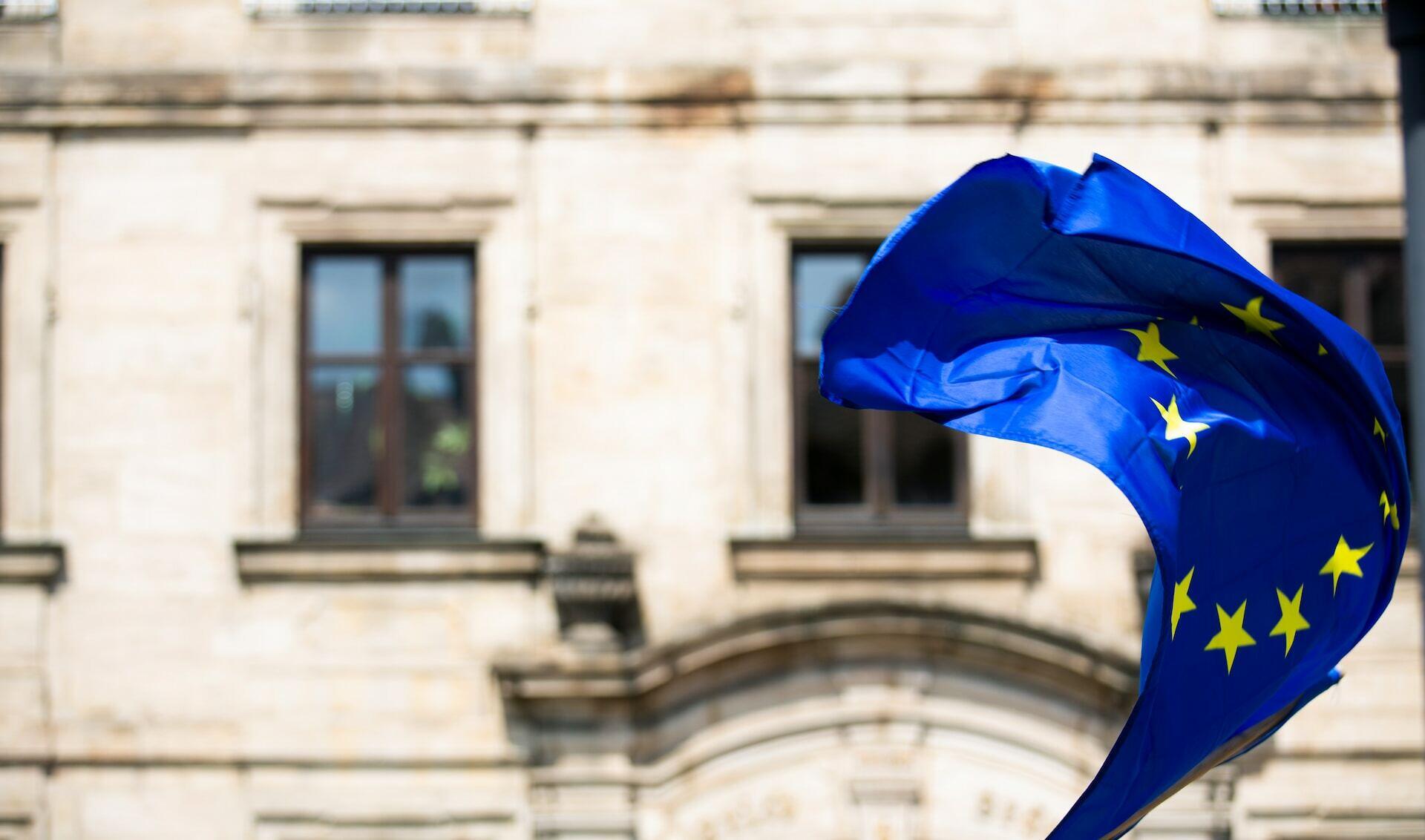 wehende EU-Flagge