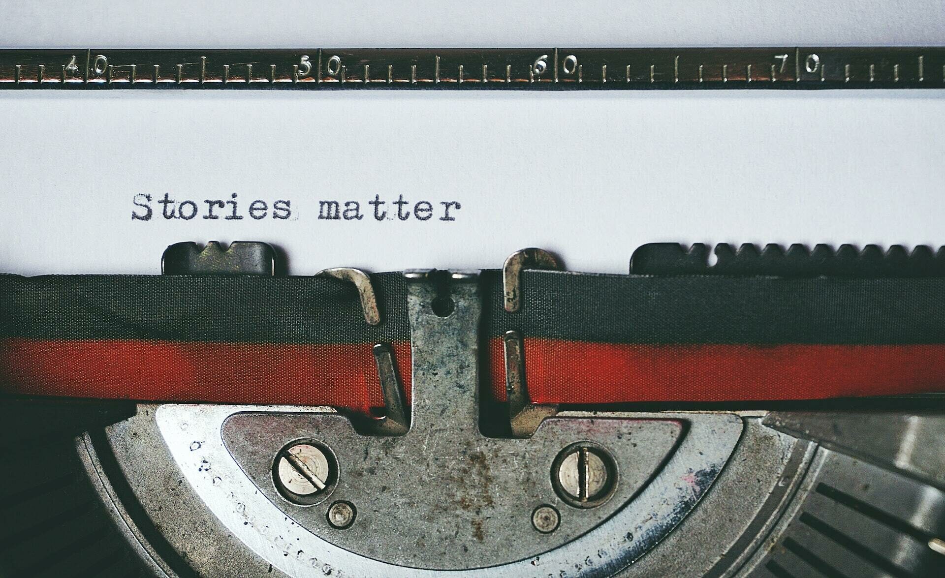Schreibmaschine mit den Worten "Stories matter" auf einem Blatt