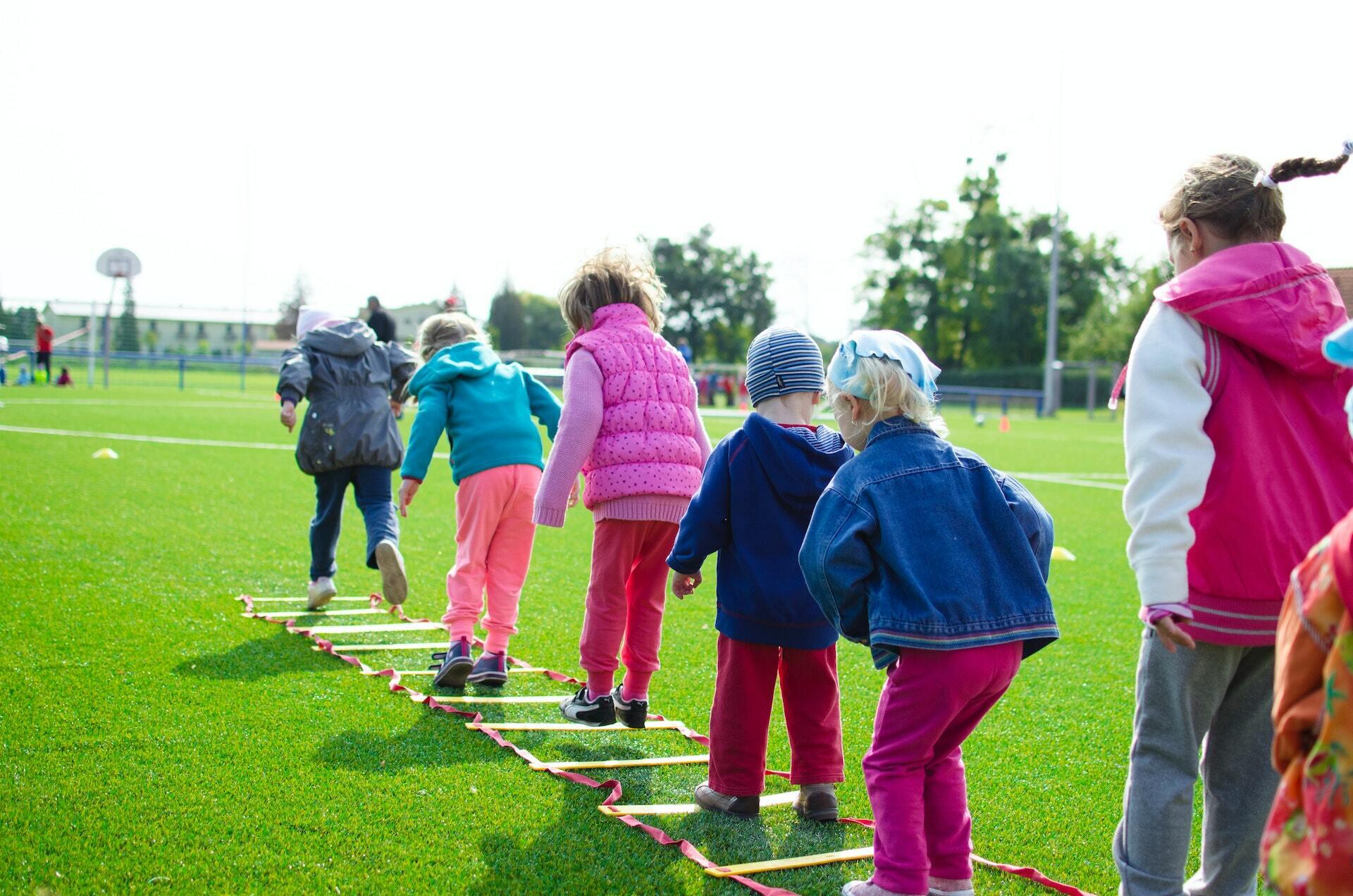 Kinder spielen