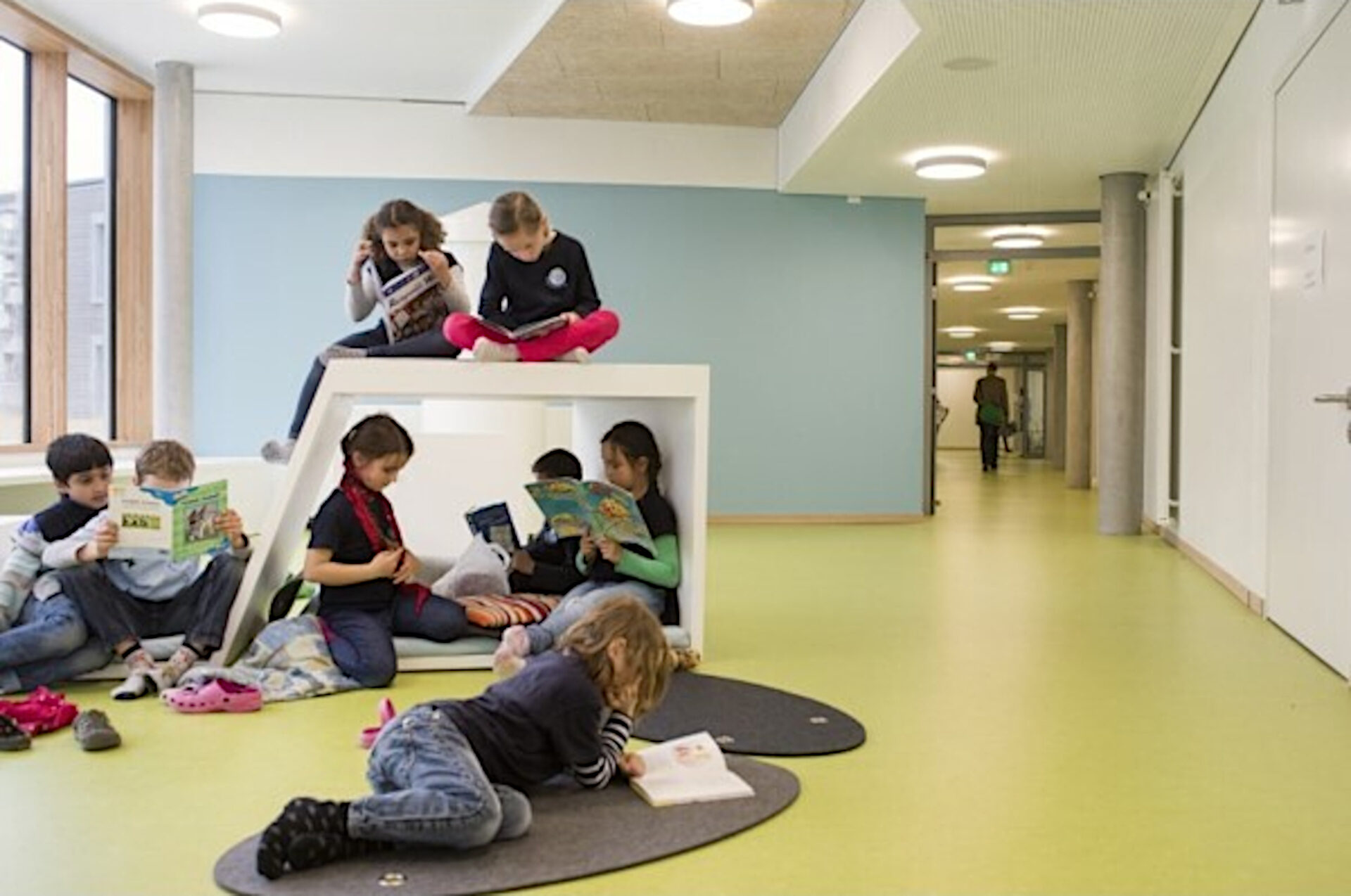 Schülerinnen und Schüler in einer Lern- und Entspannecke im Bildungszentrum Tor zur Welt.