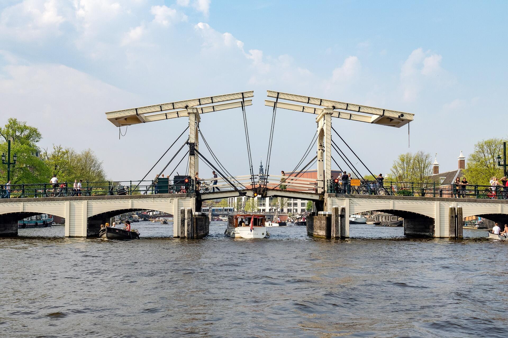 halb geöffnete Brücke in Amsterdam