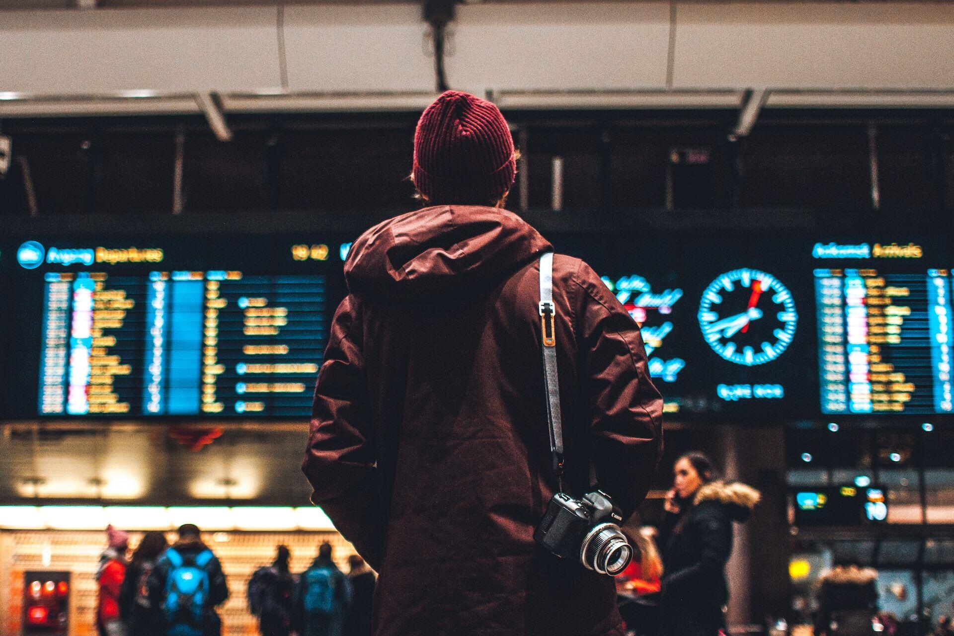 Junge mit Rucksack am Flughafen