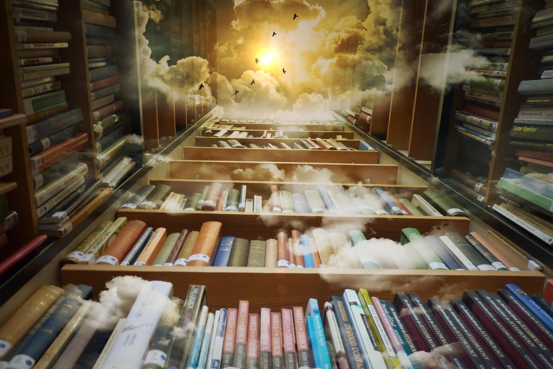 Bücherregal ragt in den Himmel