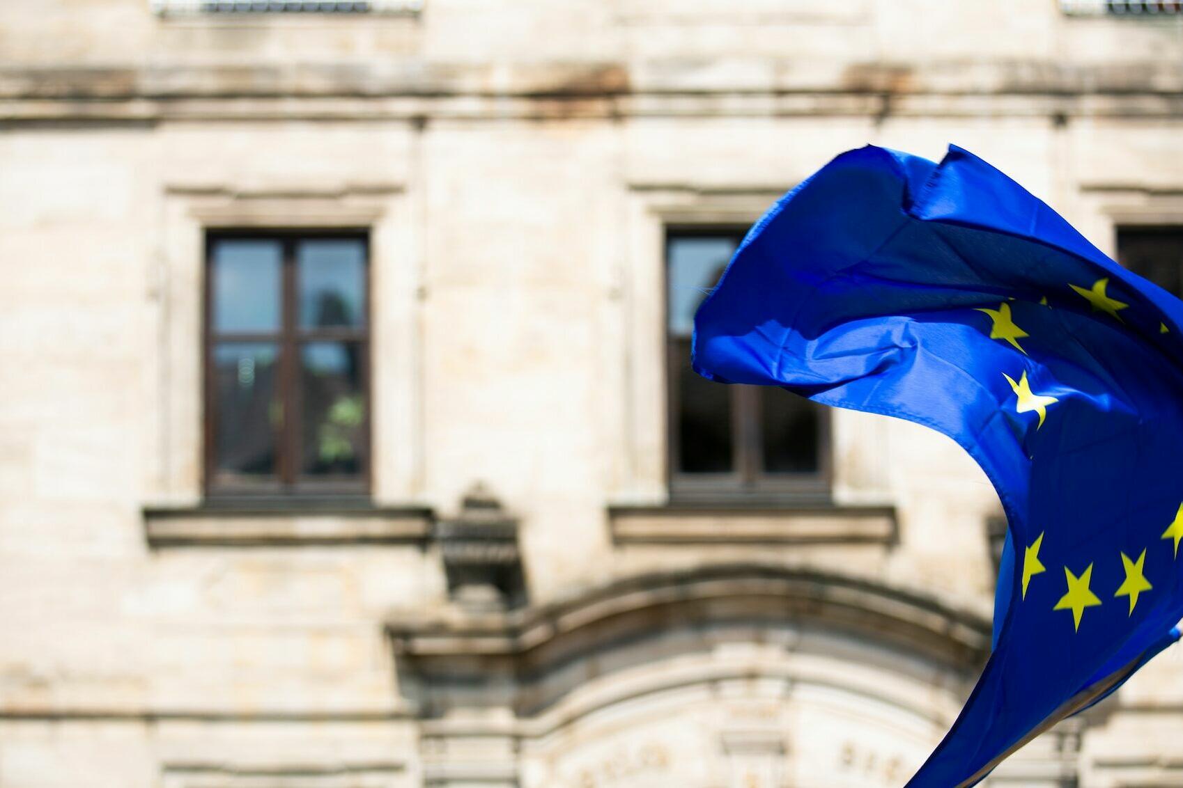 wehende EU-Flagge
