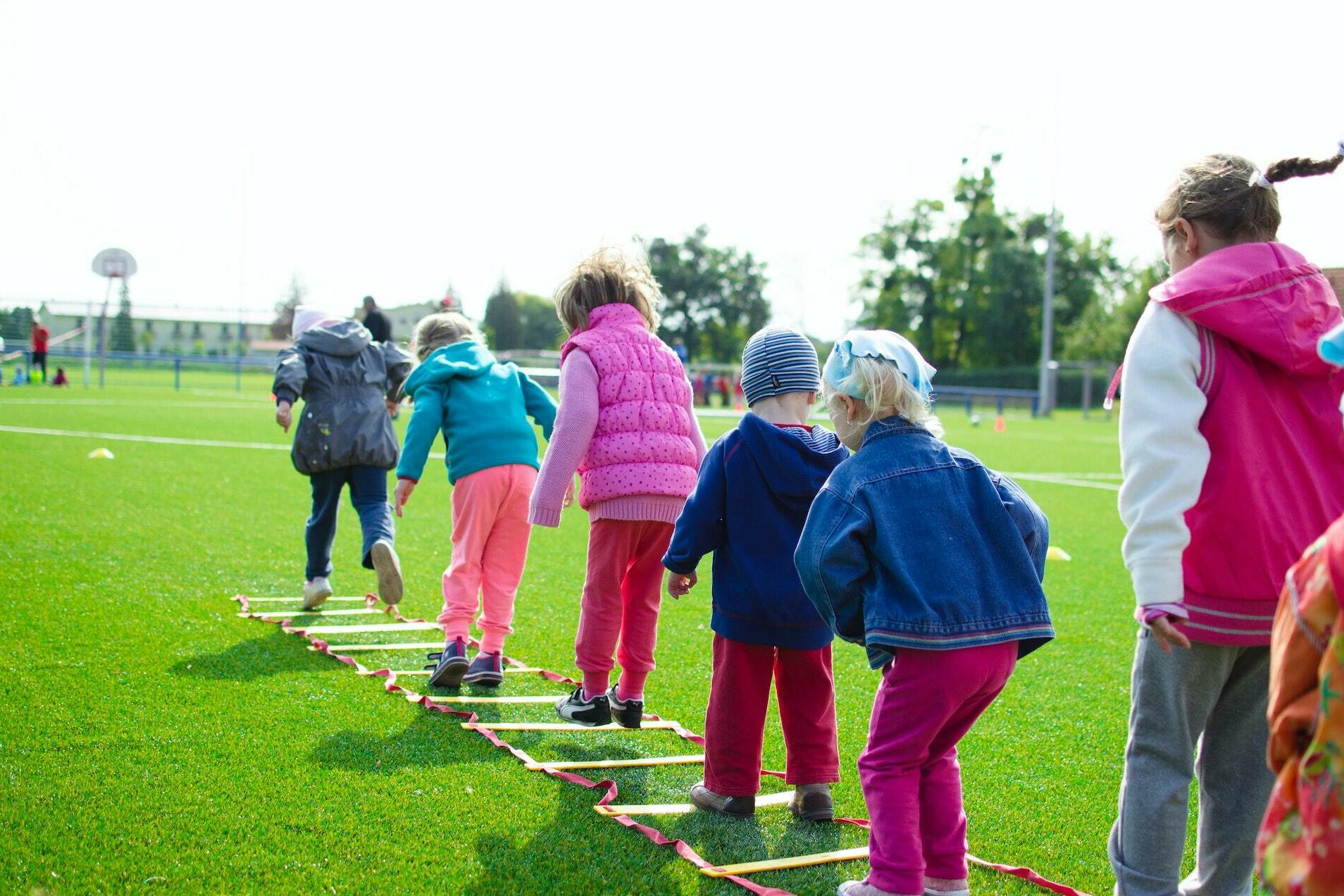 Kinder spielen