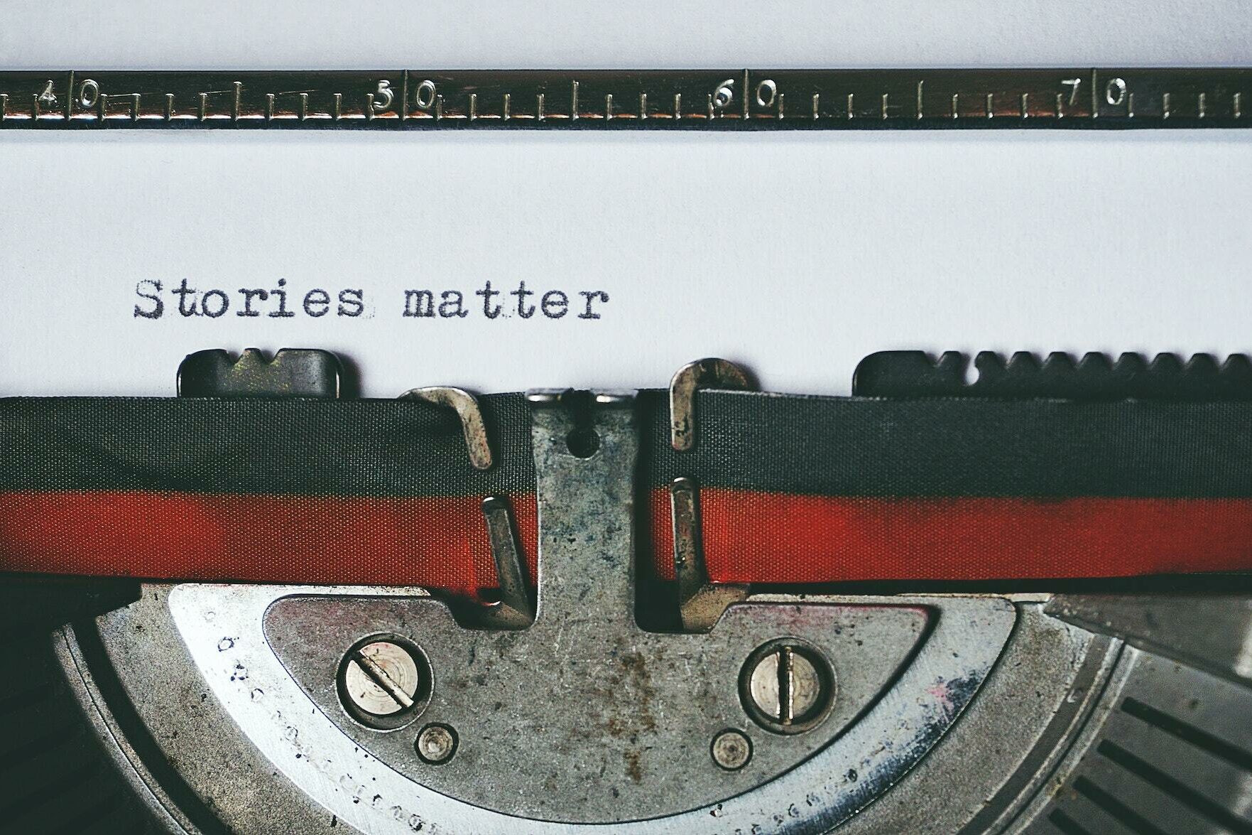 Schreibmaschine mit den Worten "Stories matter" auf einem Blatt