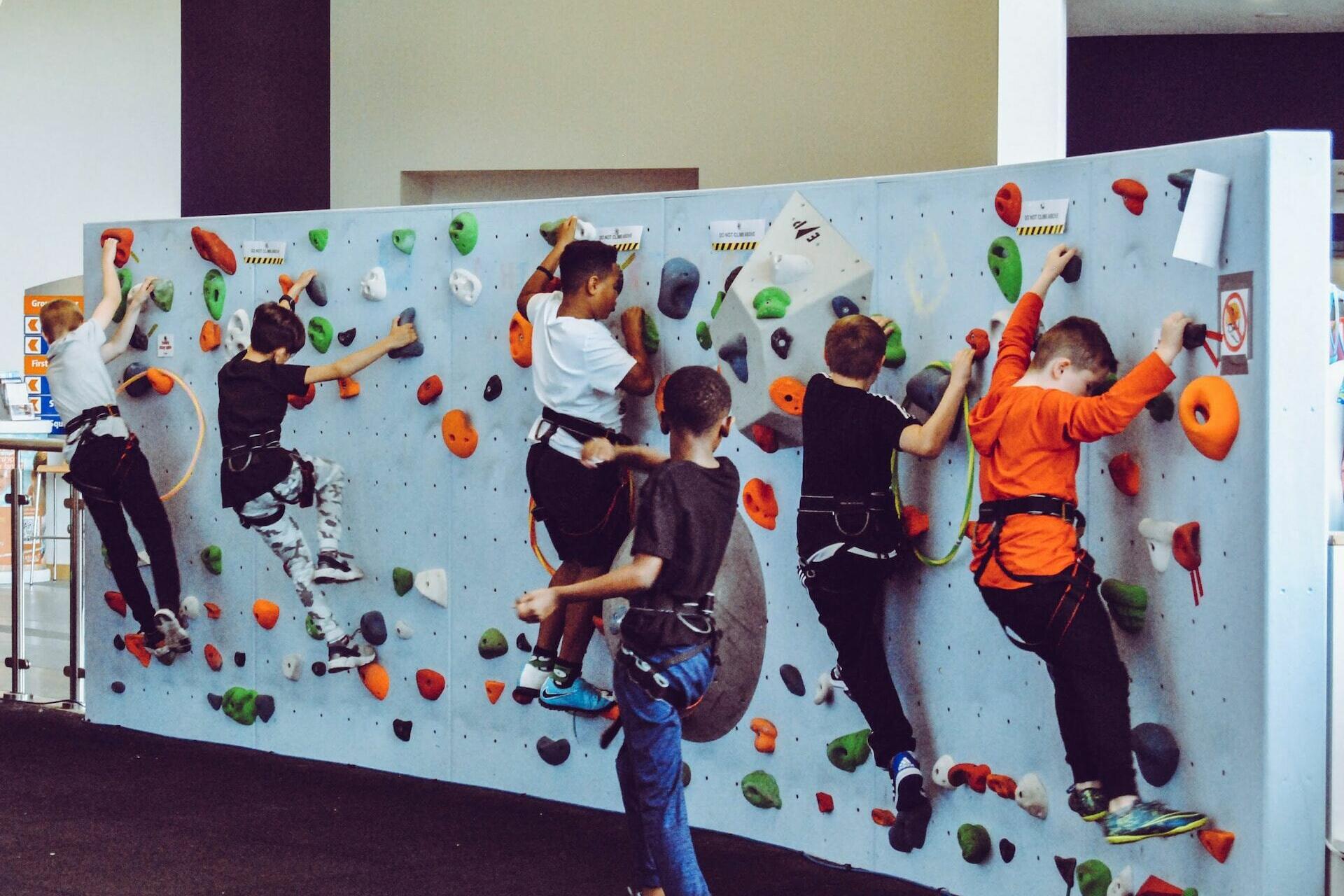 Kletterwand mit Kindern