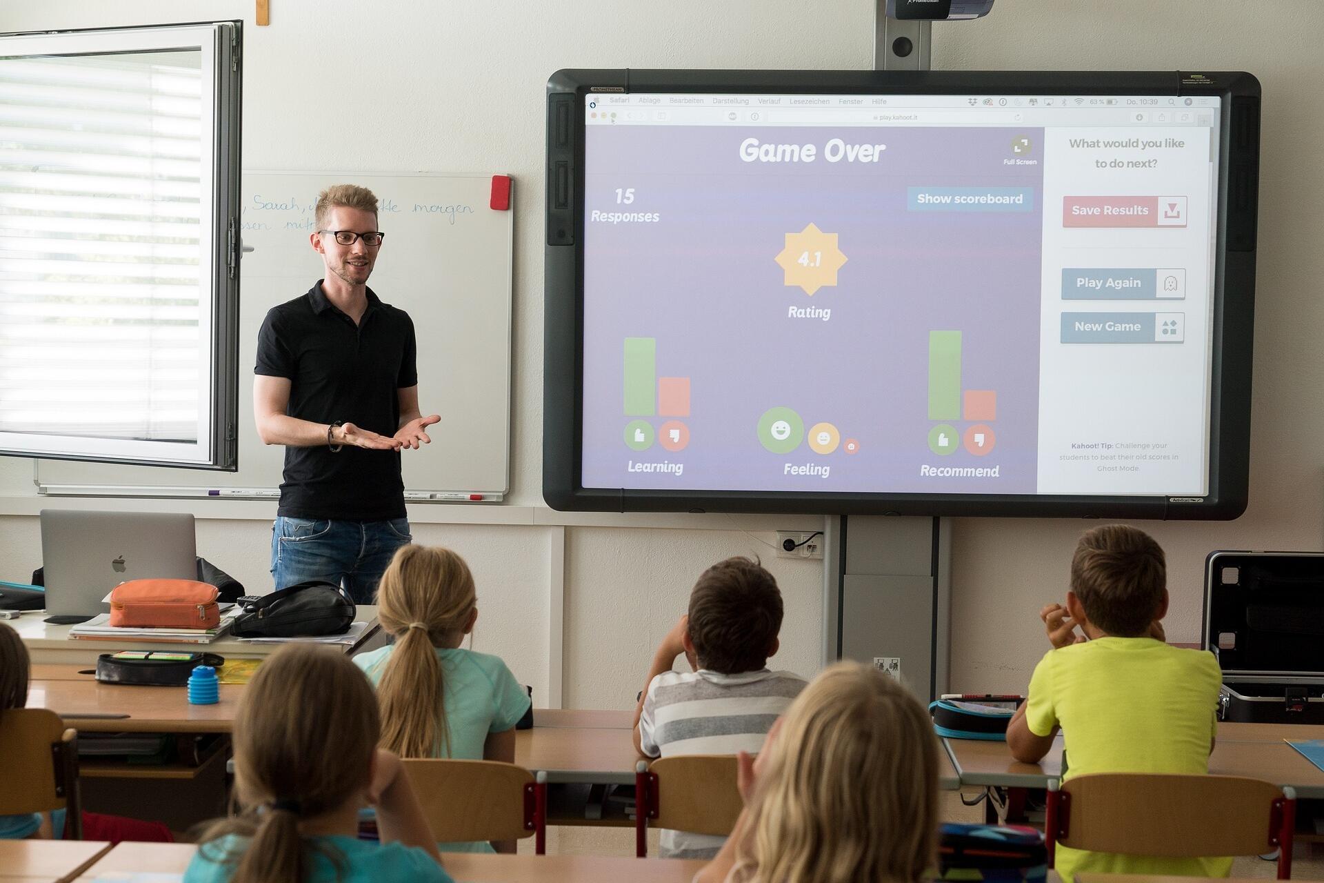Schulklasse schaut auf digitale Schultafel