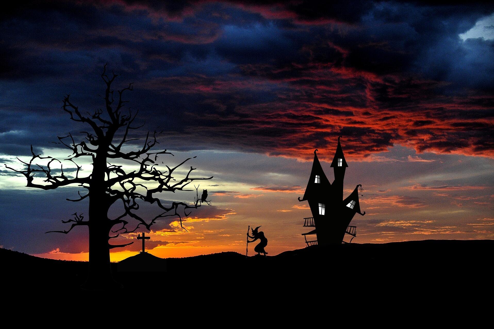 Abenddämmerung: In der Ferne ist ein Hexenhaus zu sehen.