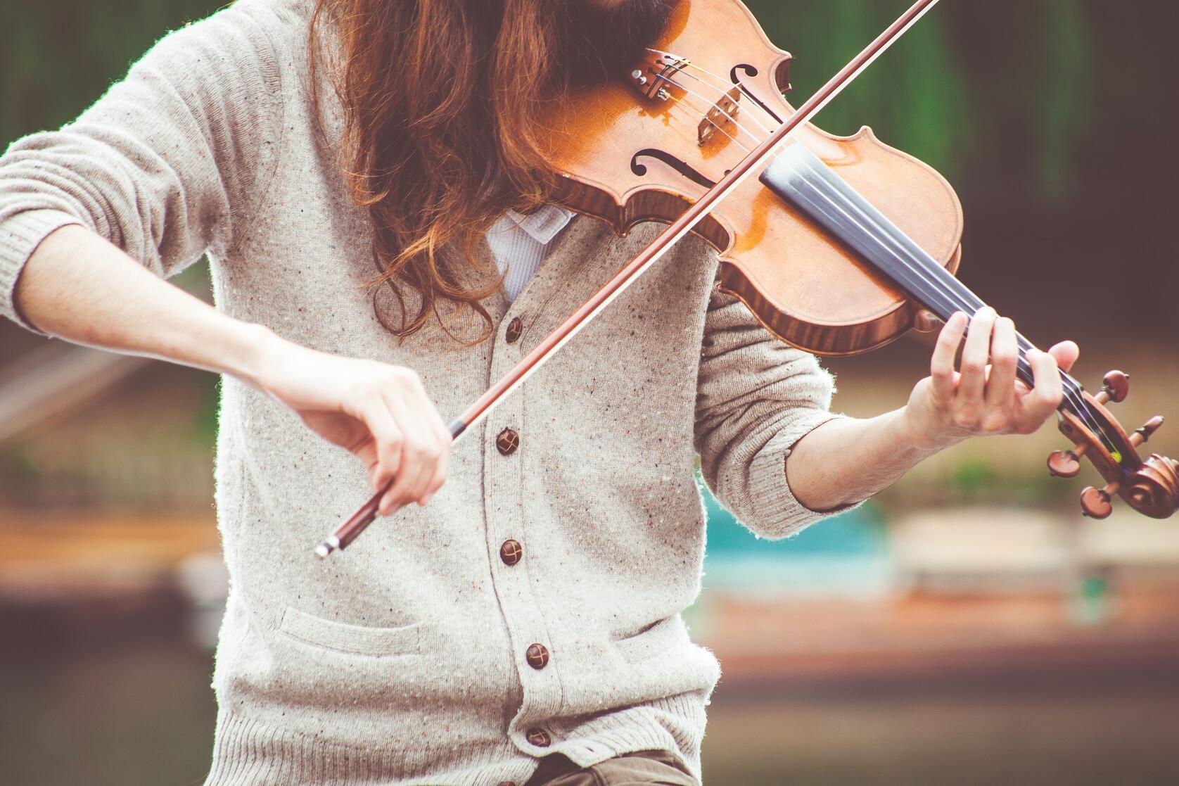 Mädchen spielt Violine
