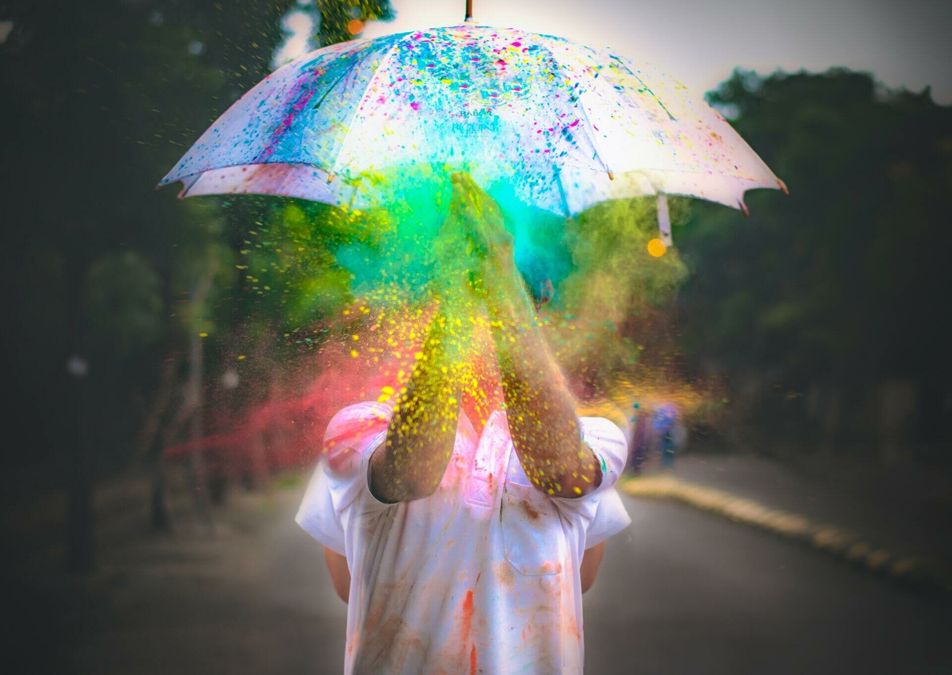Regenschirm auf den buten Farben treffen