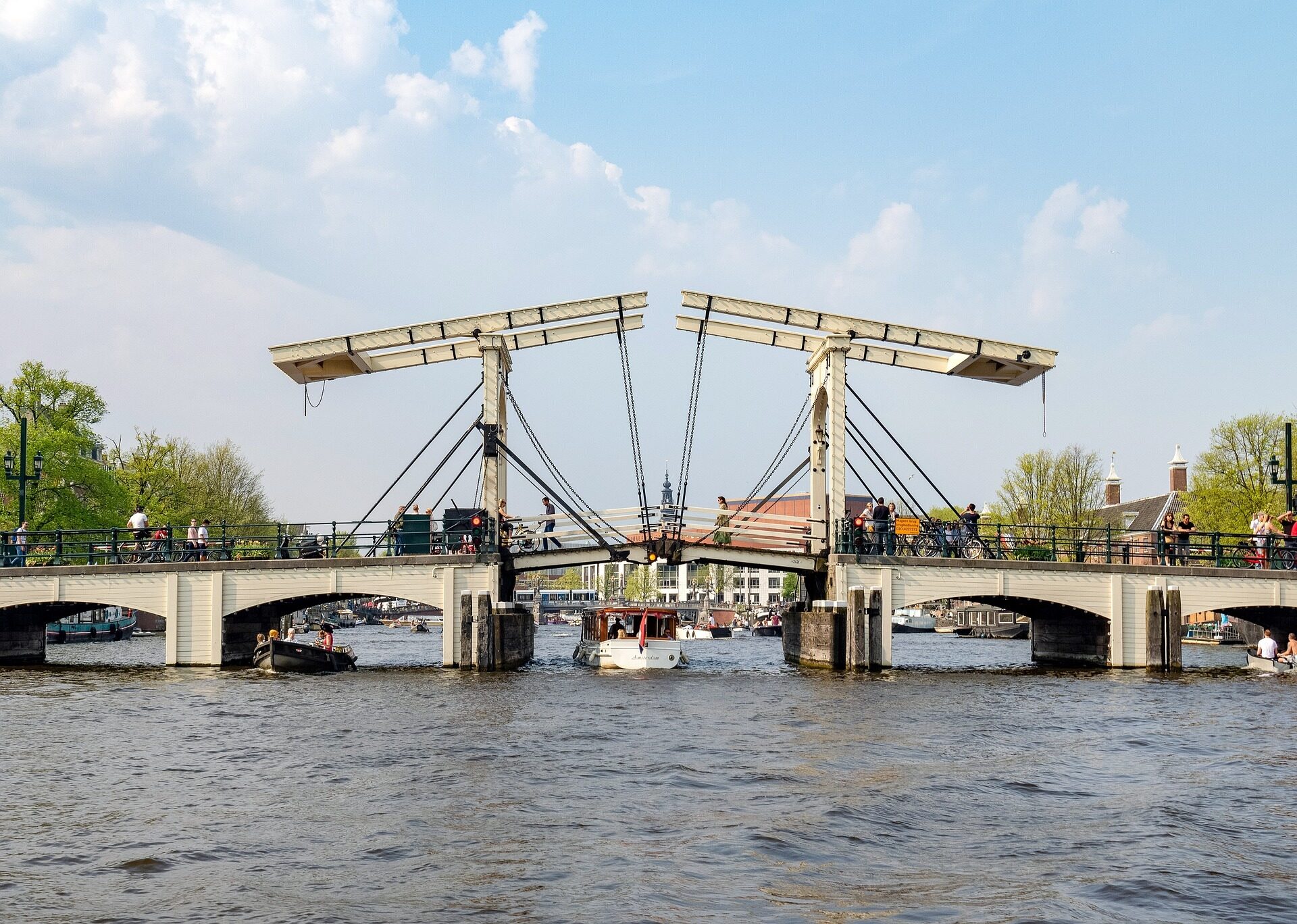 halb geöffnete Brücke in Amsterdam
