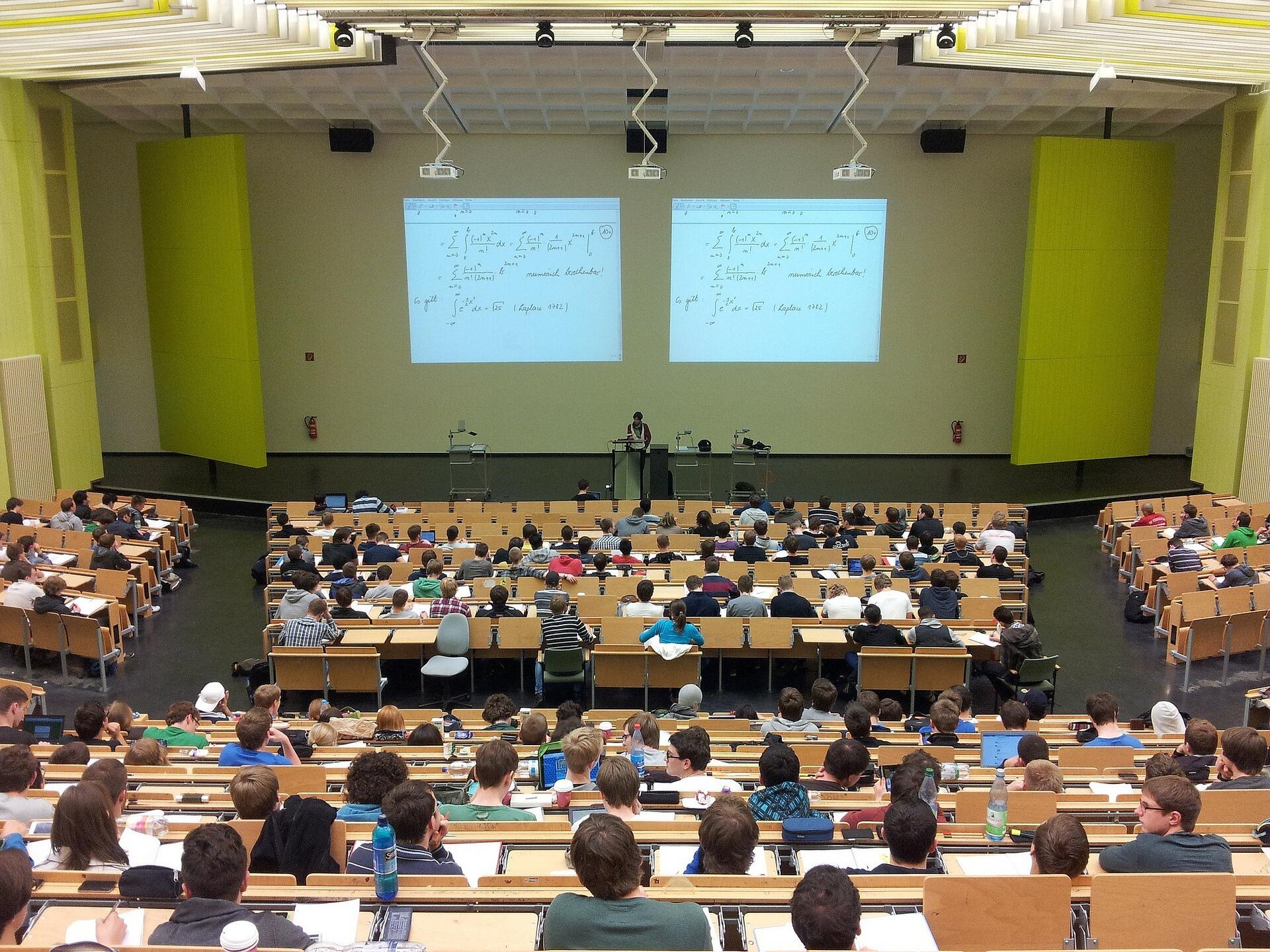 Hörsaal voller Studierender beim Frühstudium