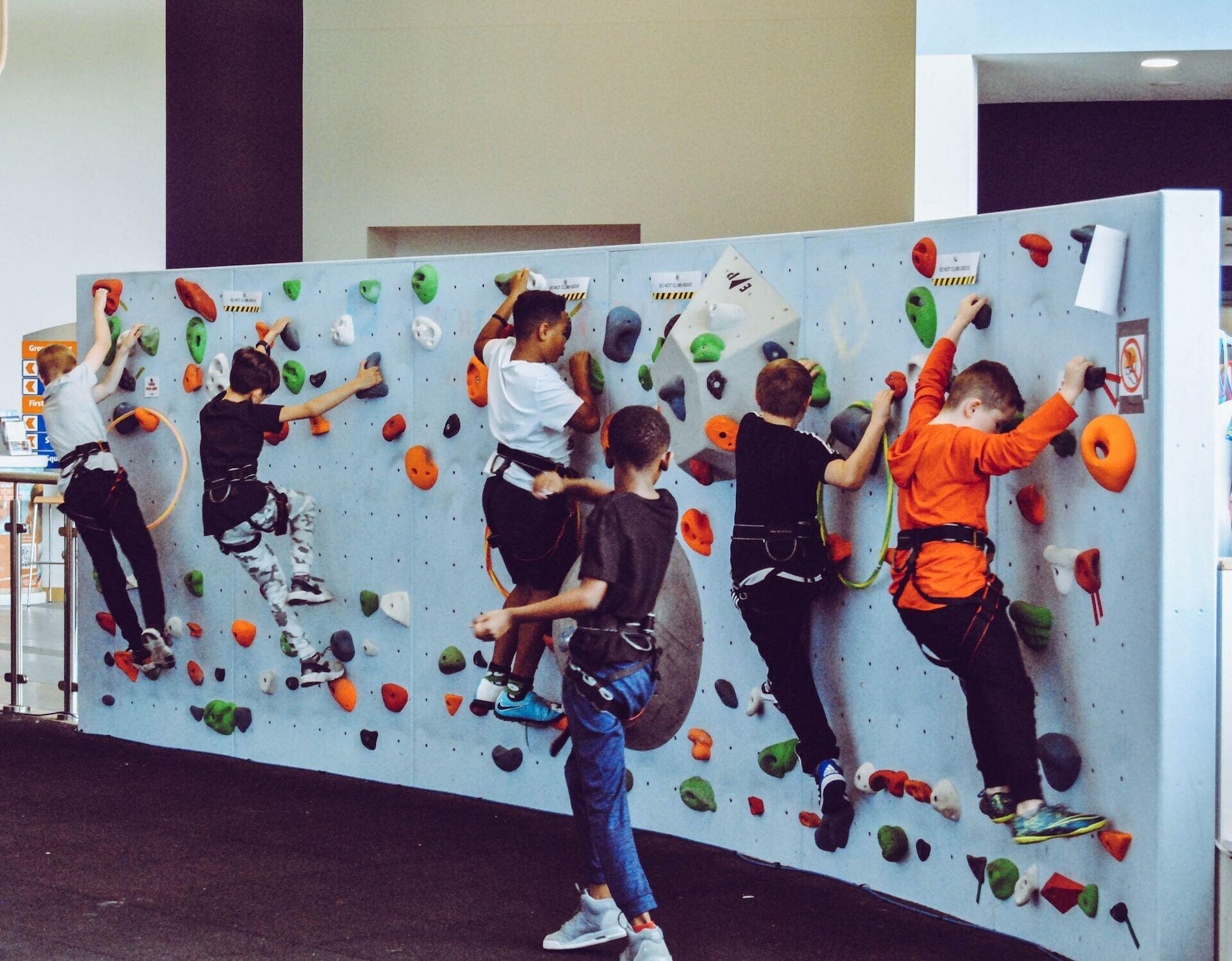 Kletterwand mit Kindern