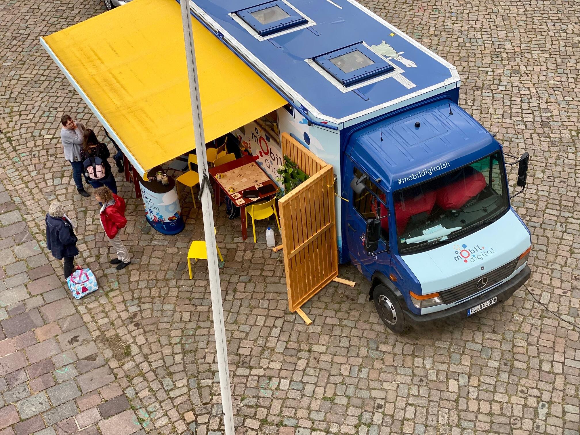 Ansicht von oben auf den Digitalwerkstattbus mobil.digital.