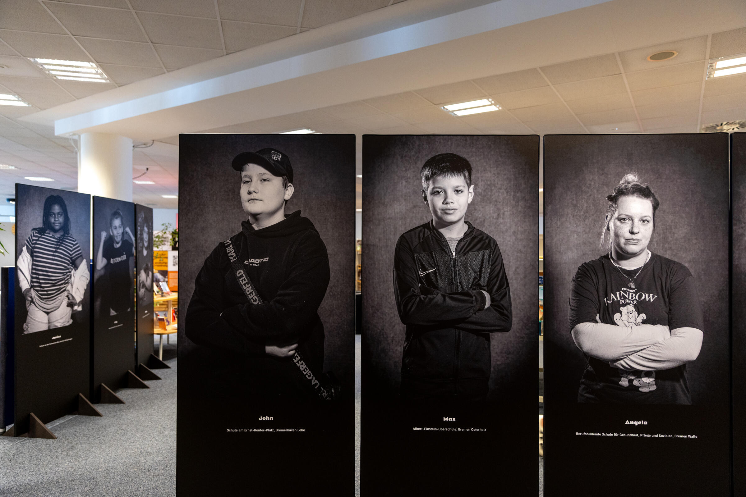 Schwarz-Weiß-Porträts von Kindern in Ausstellung