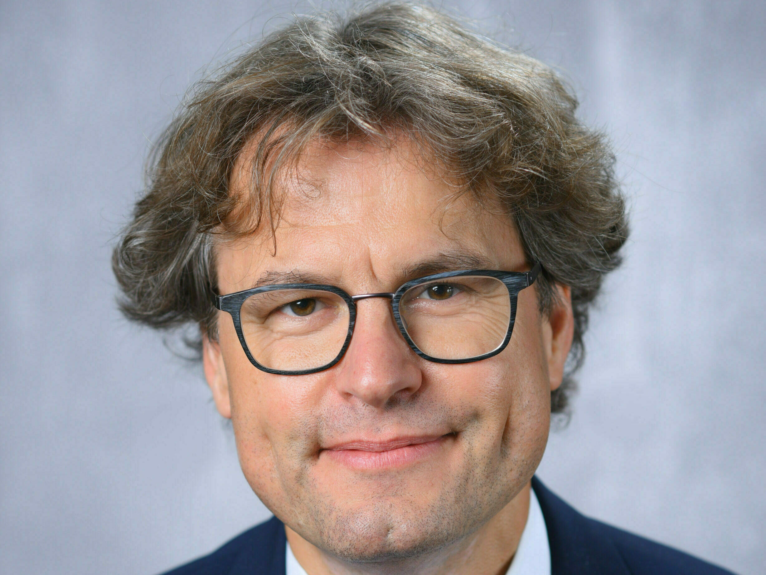Abbildung von Stefan Weih, Schulleiter des Sächsischen Landesgymnasiums Sankt Afra zu Meißen.
