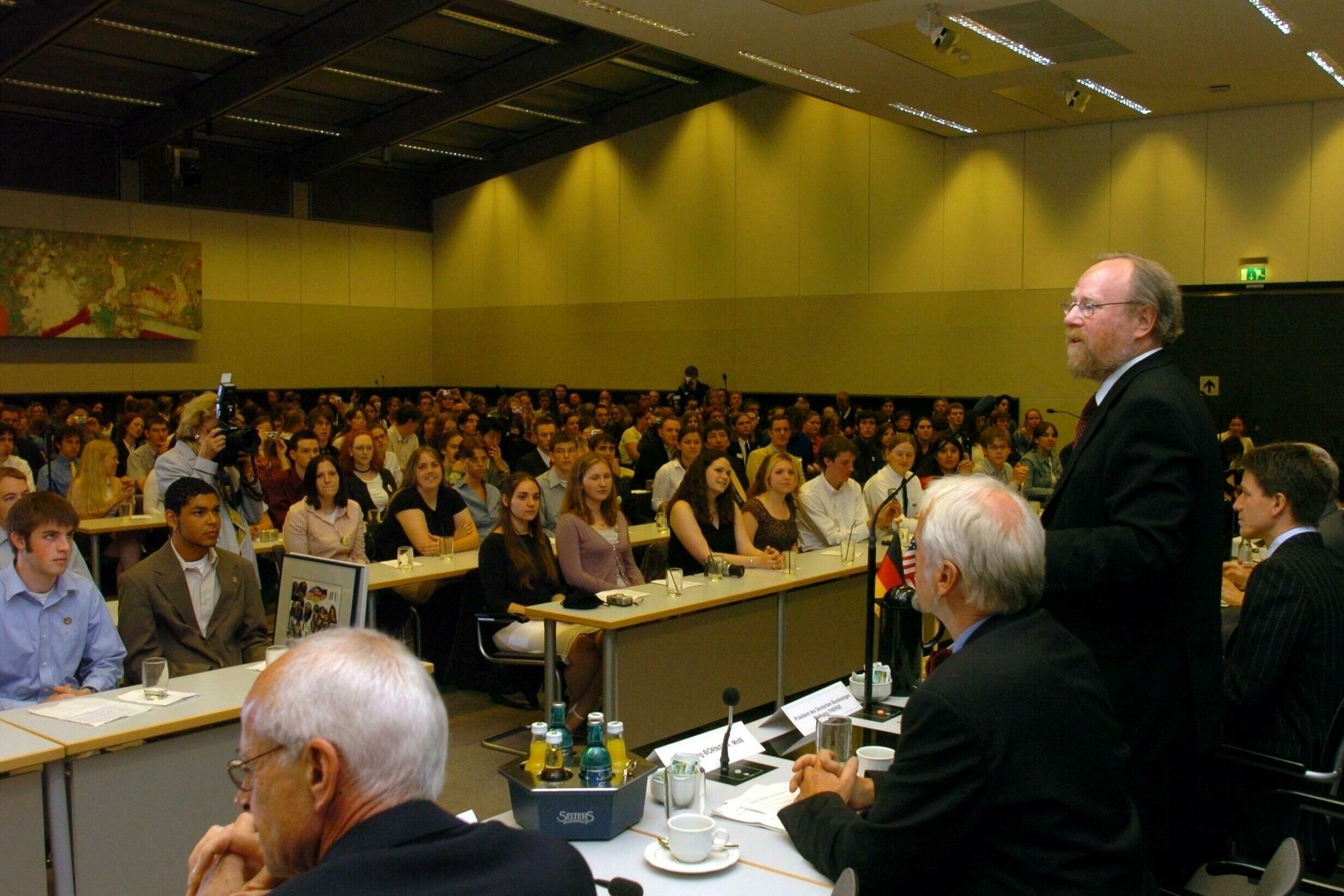 Bundestagspräsident Wolfgang Thierse, SPD, stehend, begüßt die Stipendiaten der PPP im Sitzungssaal der SPD
Empfang